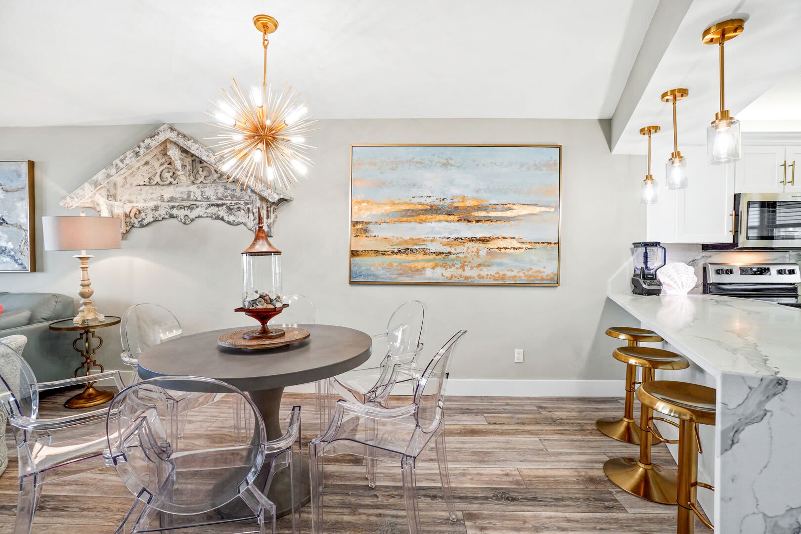 With the dining table and breakfast bar, you can comfortably seat 8 for a meal.