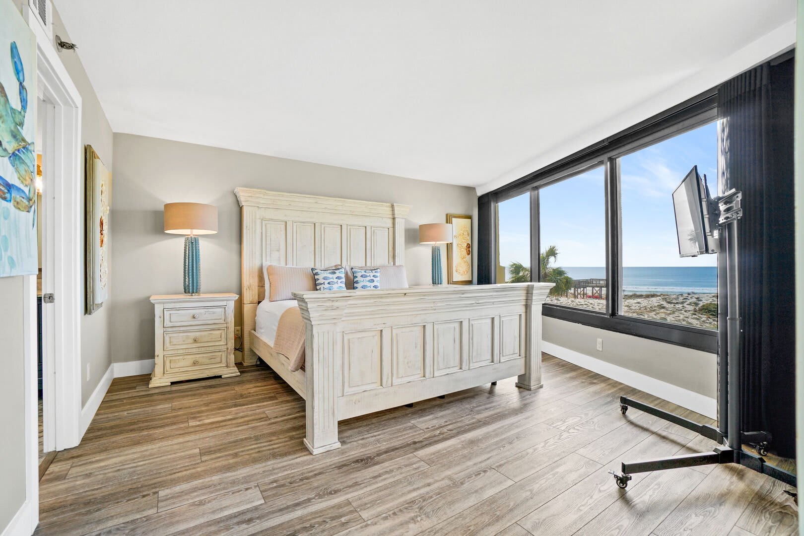 Lovely king size suite that provides all the comforts of home during you stay. Check out that TV on wheels.