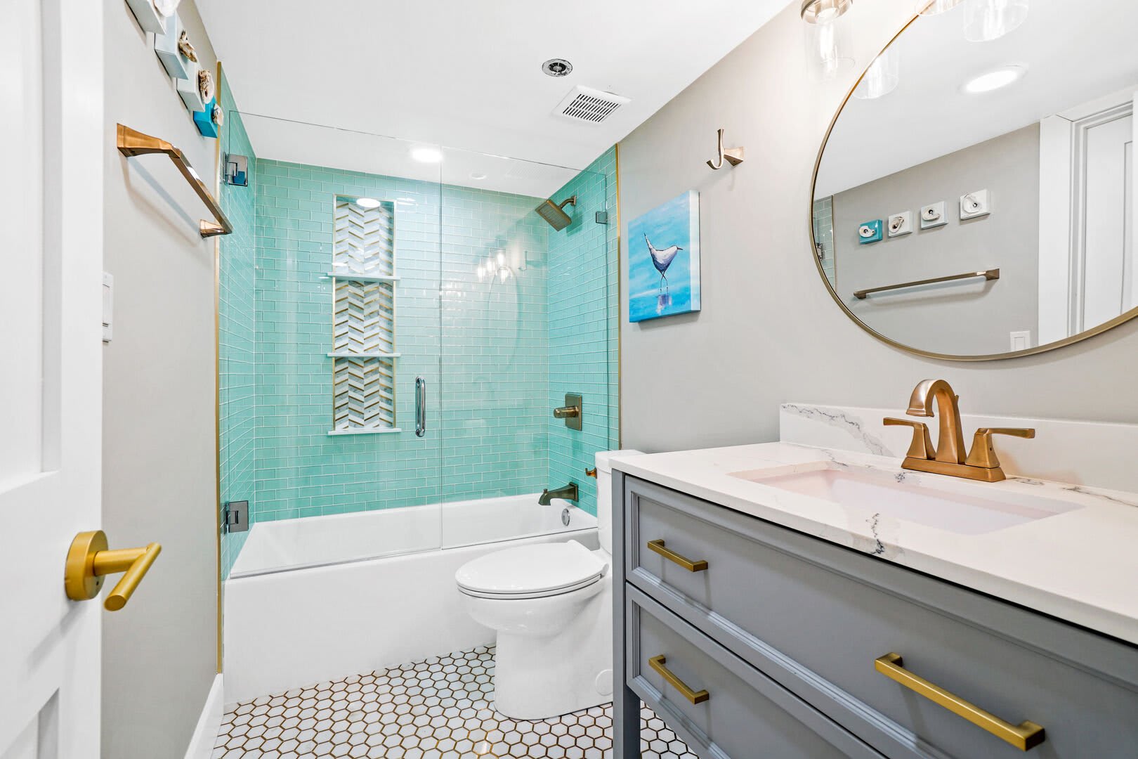 Colorful shower/tub combo for your choosing. All bath linens and amenities provided.
