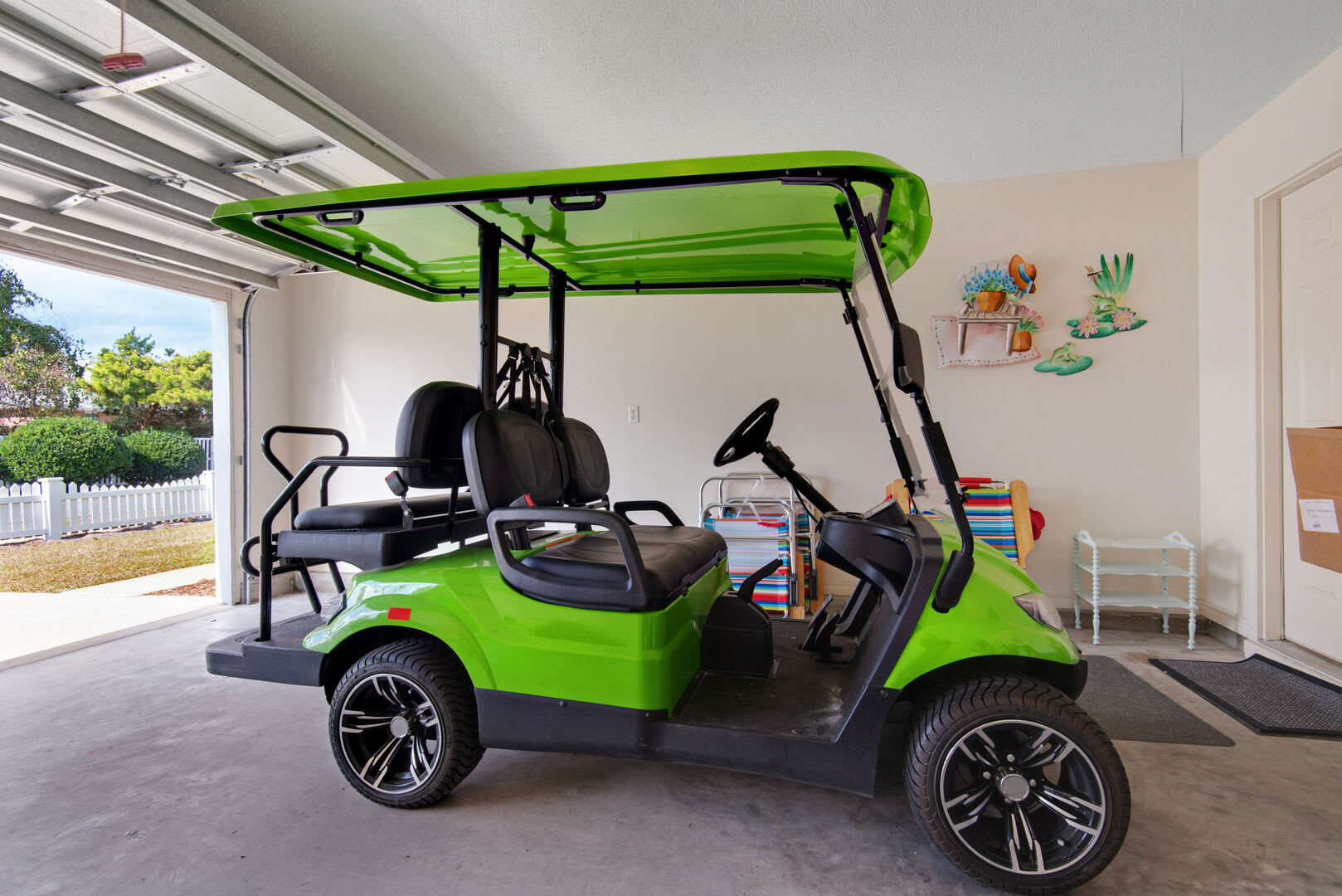 FREE ($600-800 value) 4-Passenger Golf Cart is included with your rental. (Color may vary)