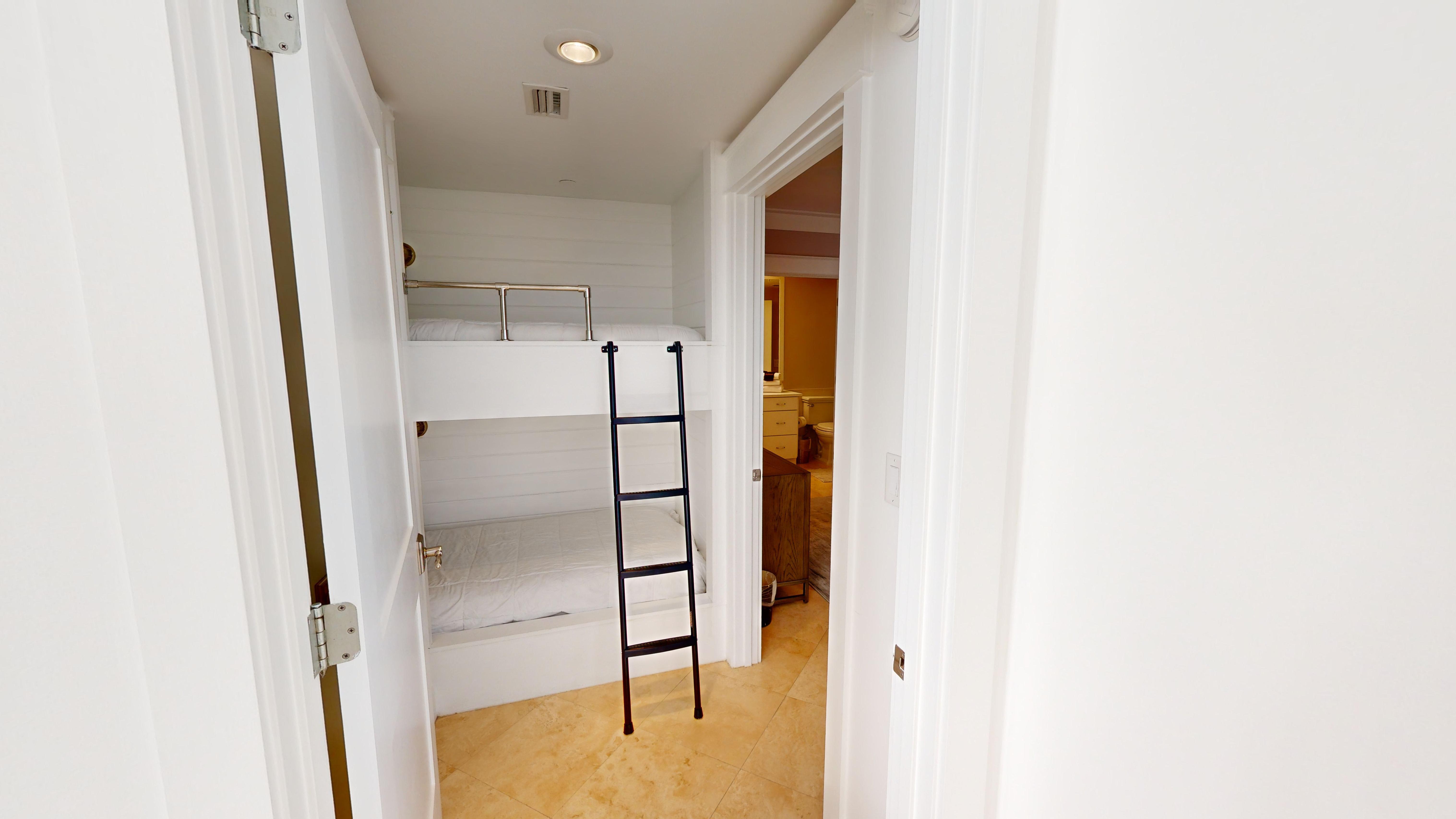 Bunkbeds & Guest Bedroom 2 Entry