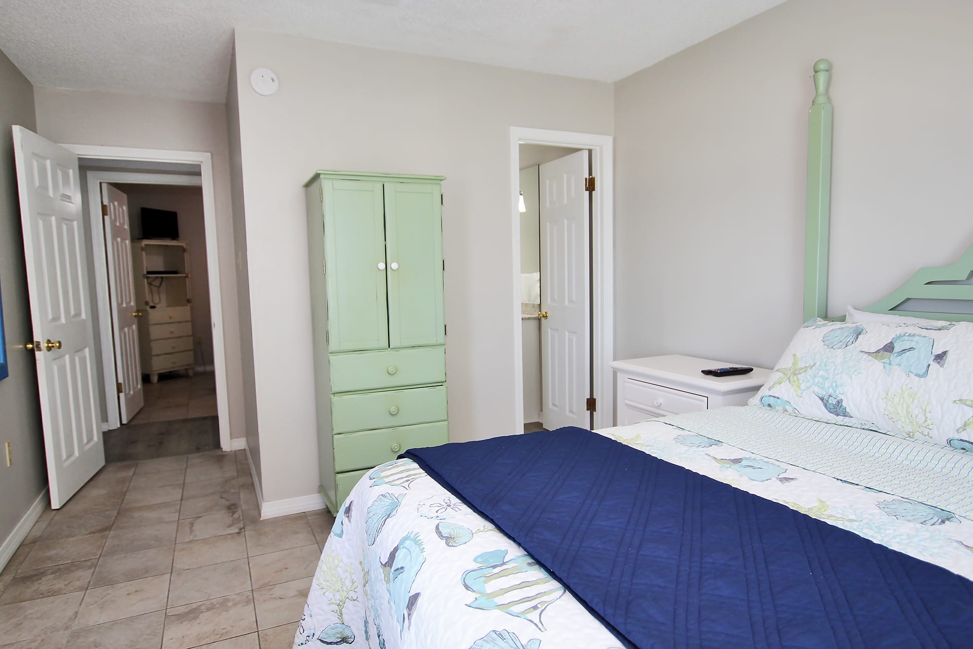 6 - Primary Bedroom Suite (3)