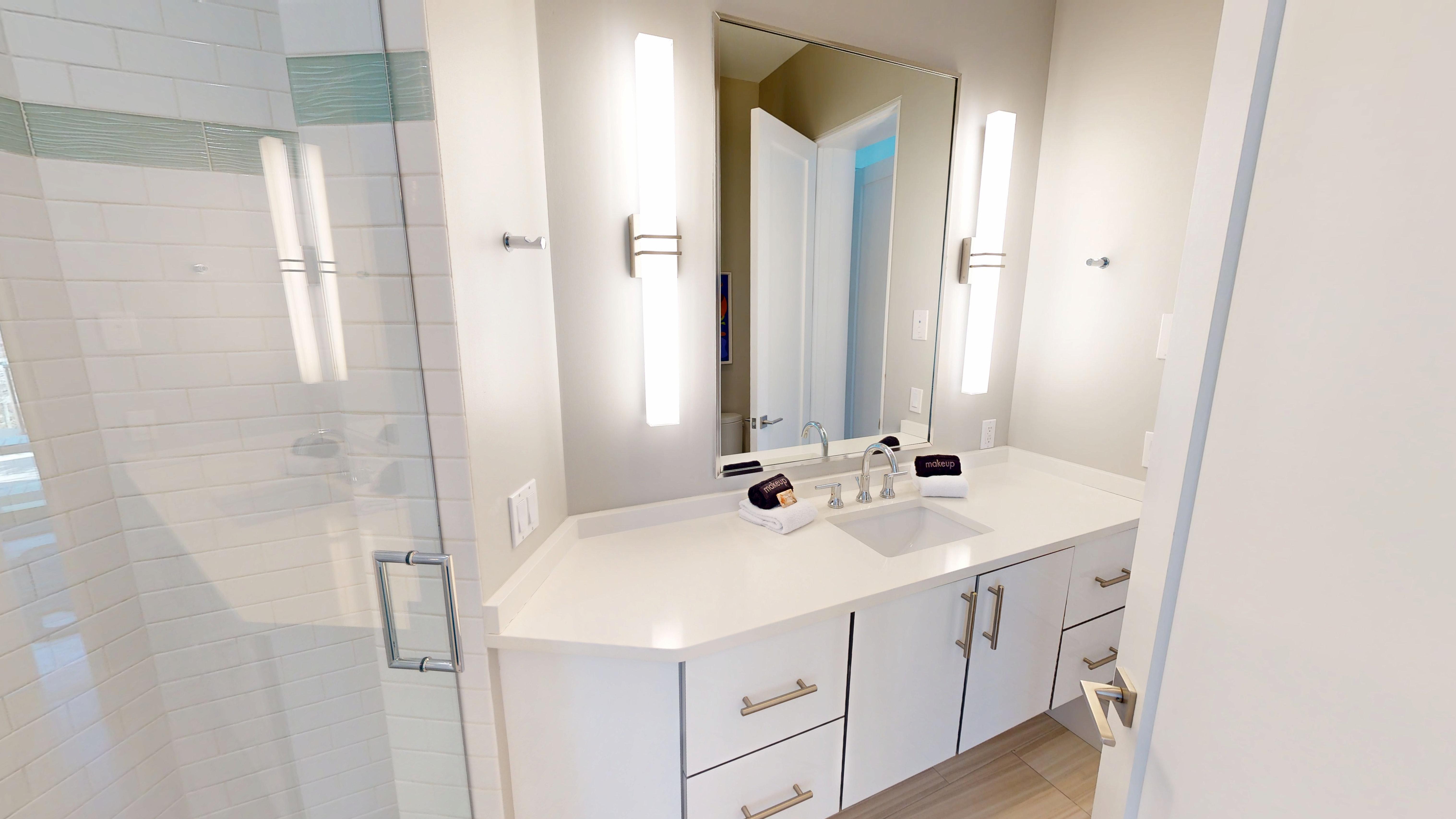 Guest Bathroom 2 (1st Floor)