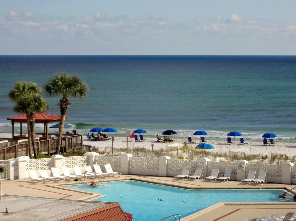 Gulf front pool - you can run back and forth from pool to Gulf all day.