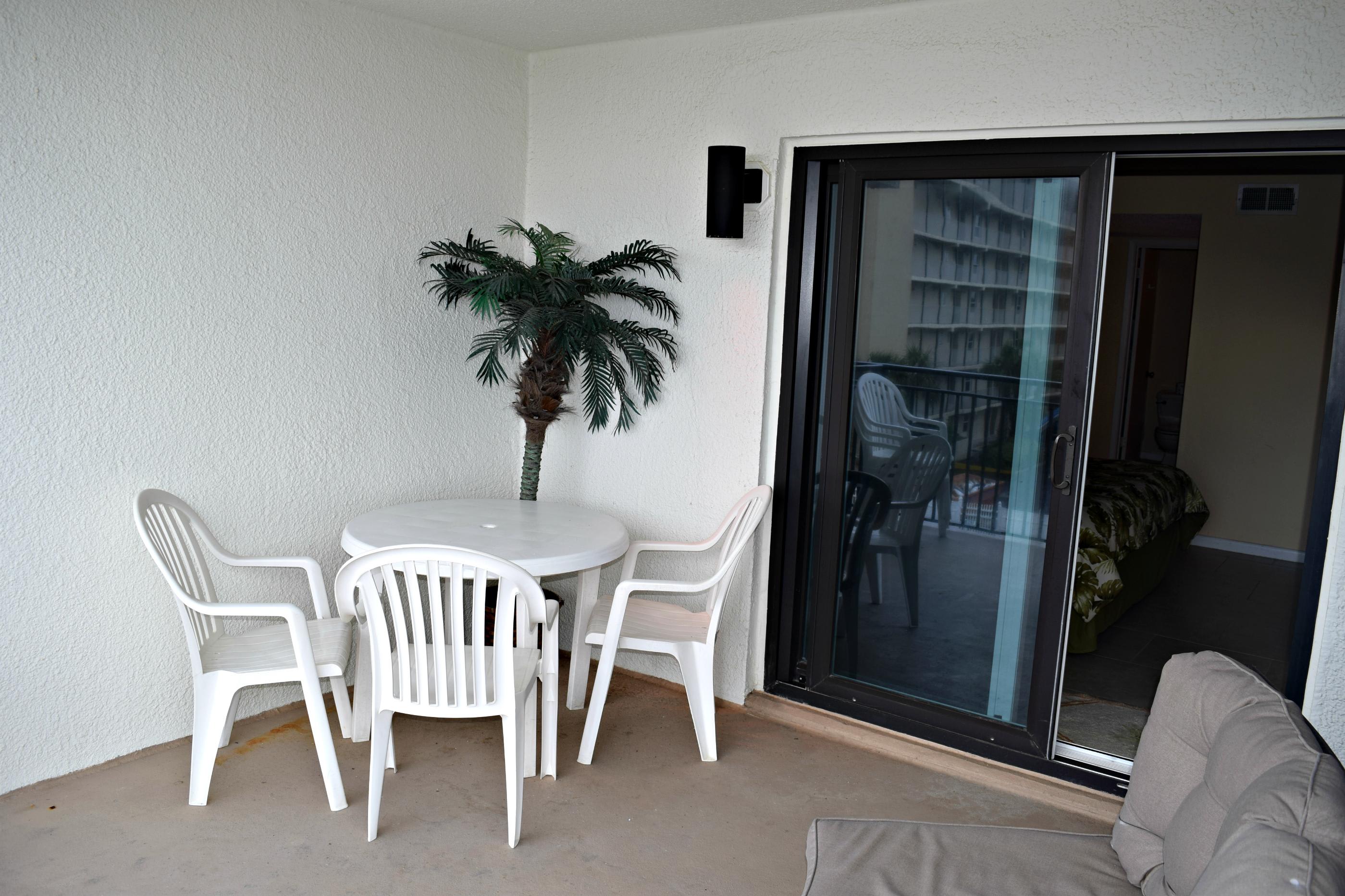 This unit has shade in the afternoons - great after a day in the sun.