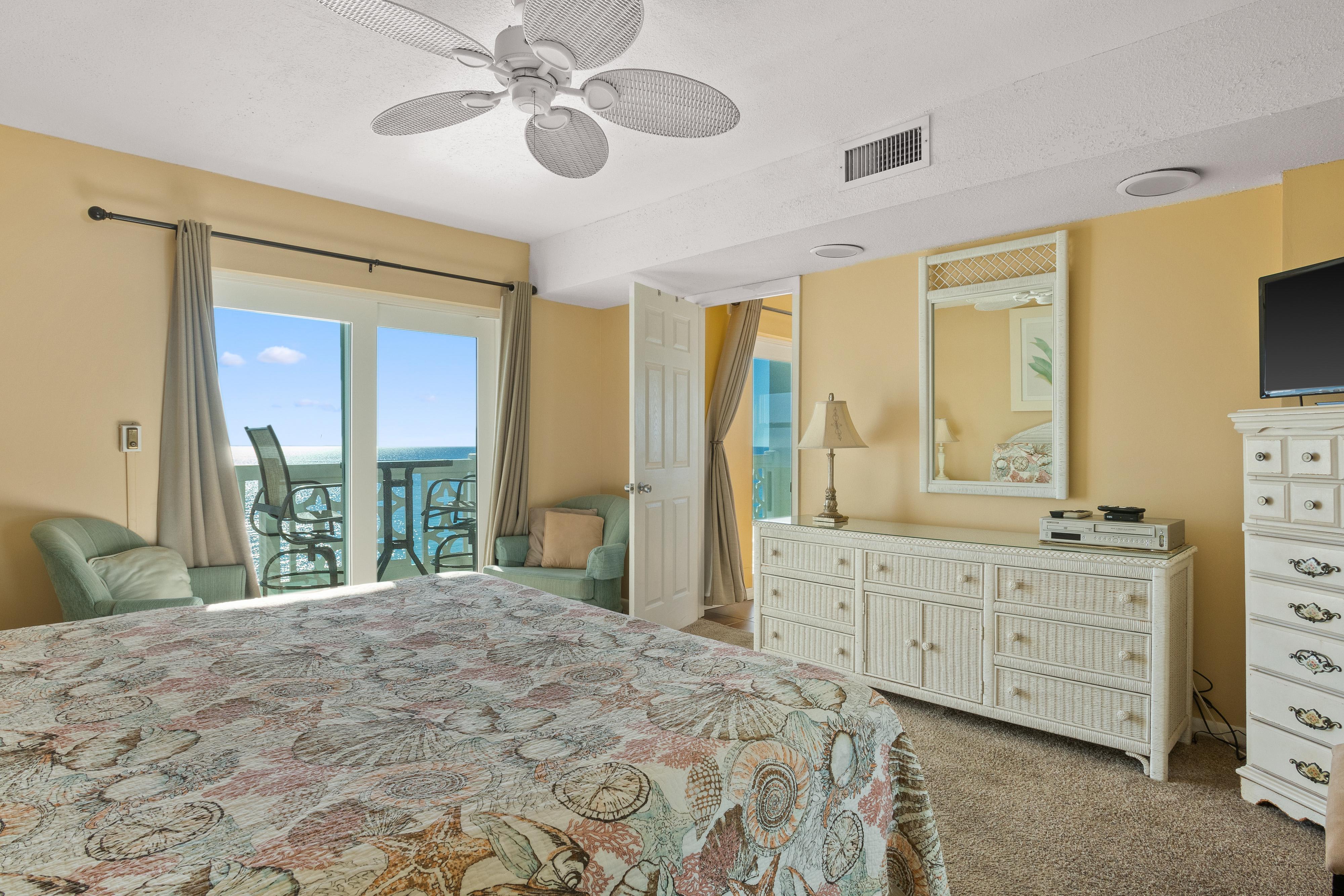 This very large master bdrm is facing the gulf.
You can hear the sounds of the waves when sleeping, just gorgeous.