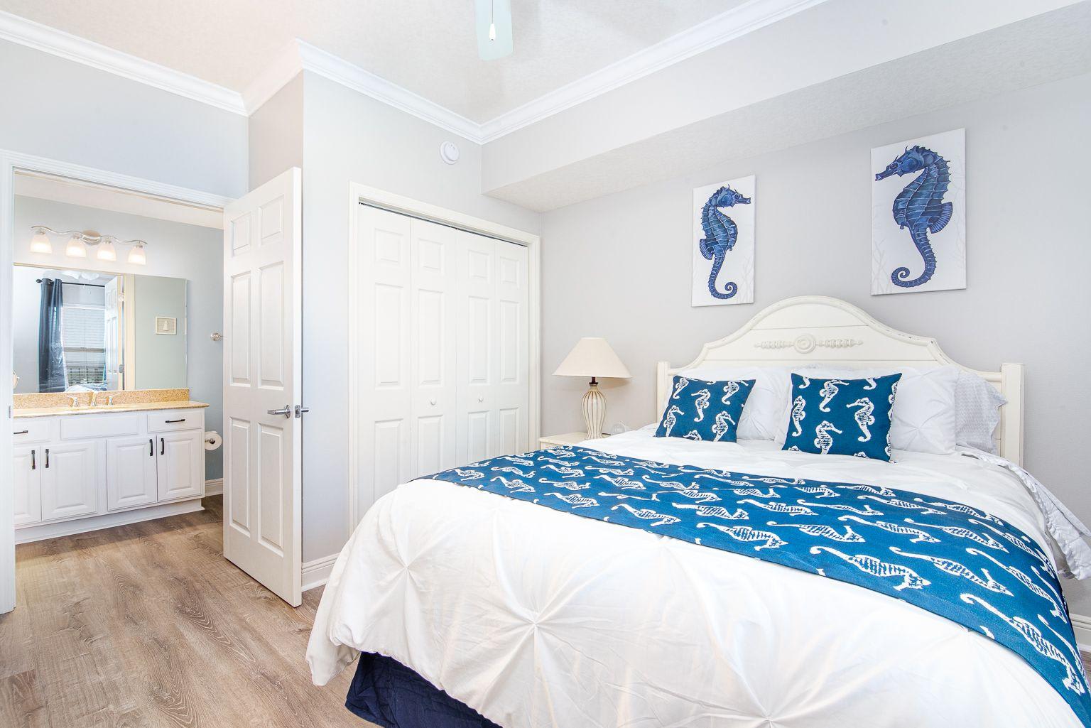 Guest bedroom with access to guest bathroom