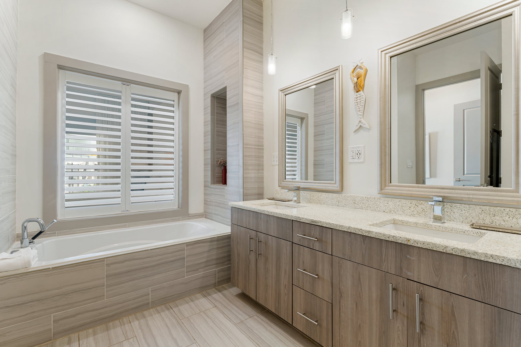 Primary King En-Suite - Dual Vanities & Soaking Tub