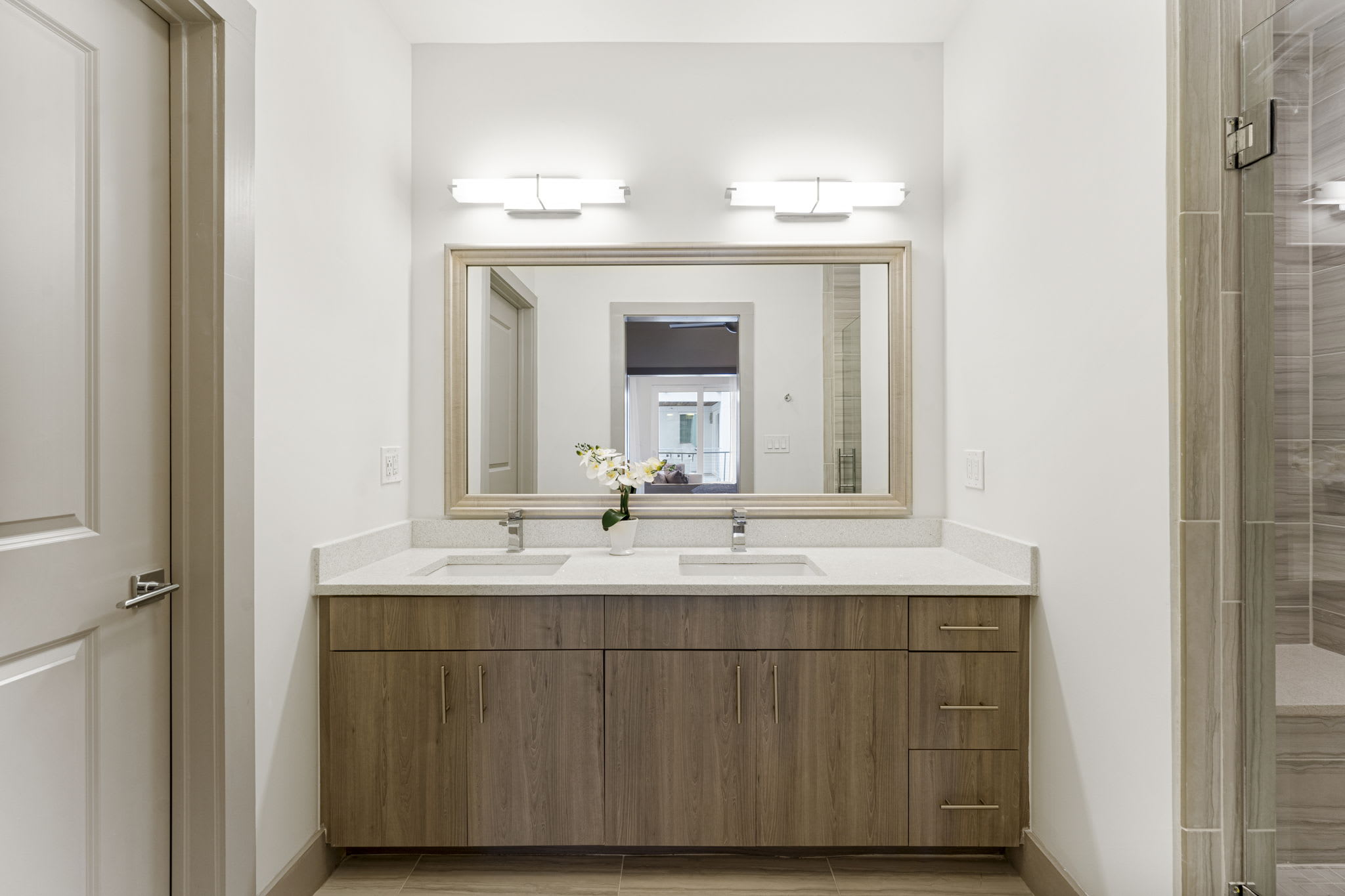 Queen Guest En-Suite - Dual Vanities