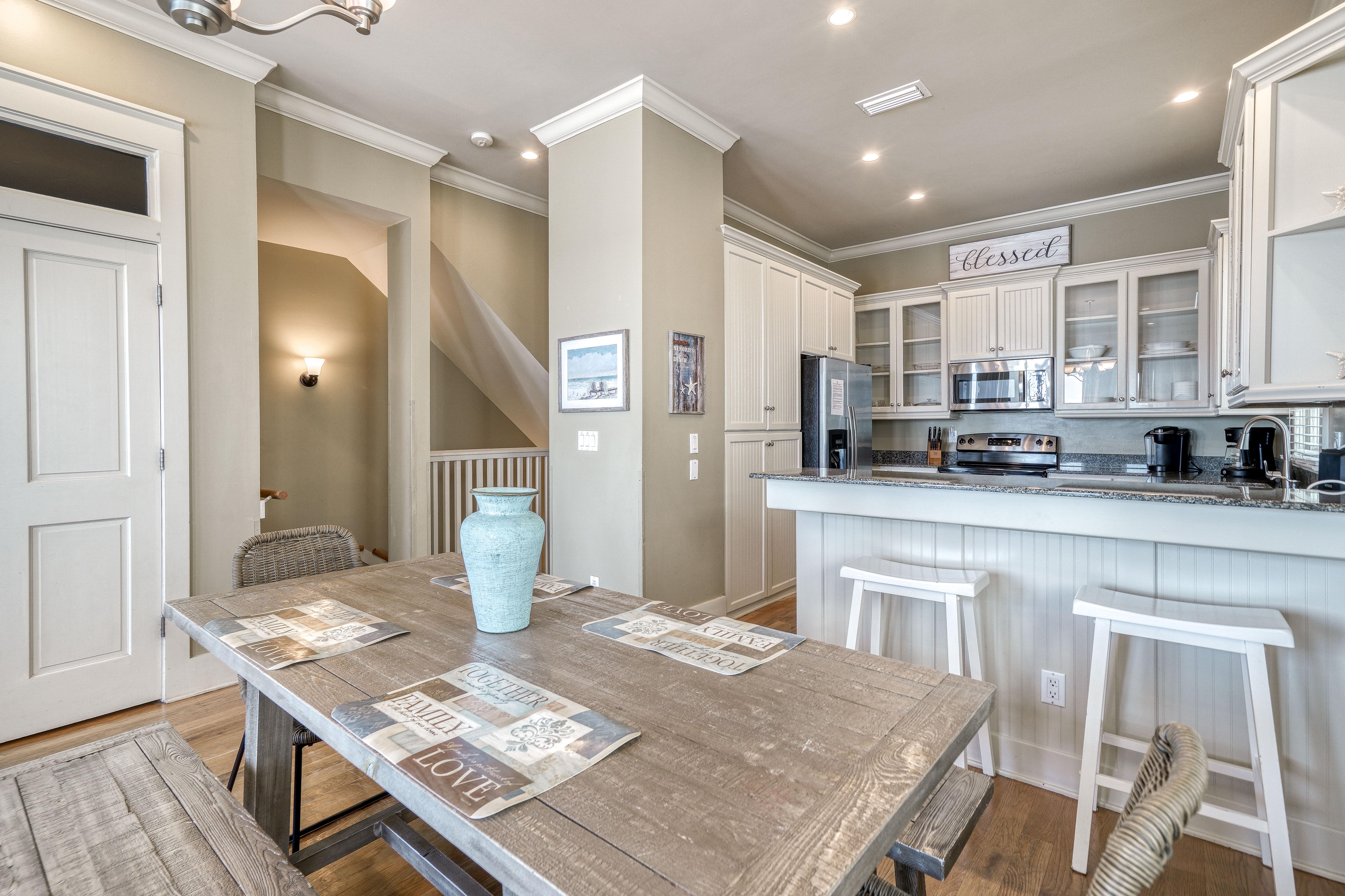 Cooking And Dining On The Beach!!   Fully stocked kitchen with granite countertops and stainless steel appliances.