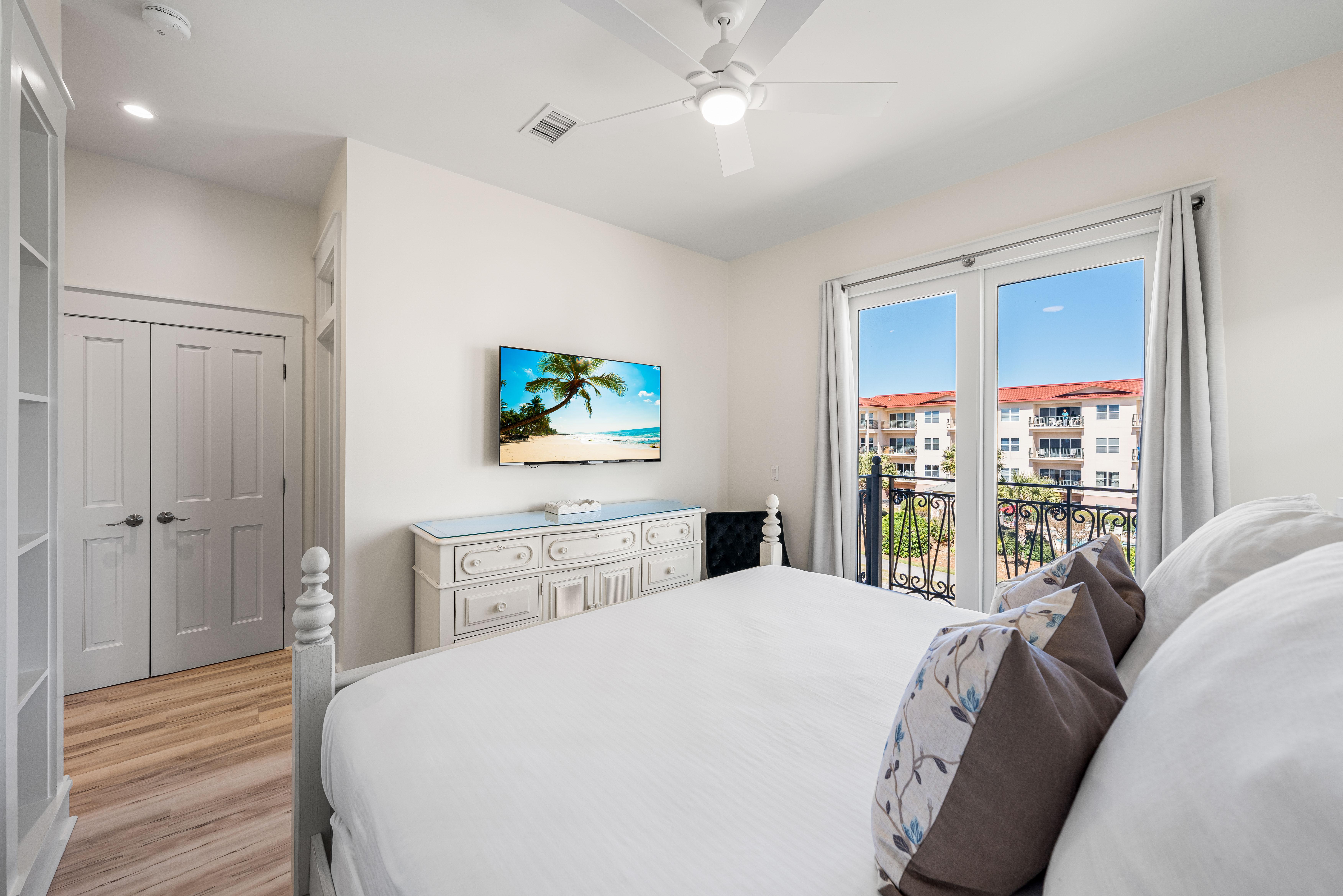 3rd Floor King Guestroom with Private Bathroom