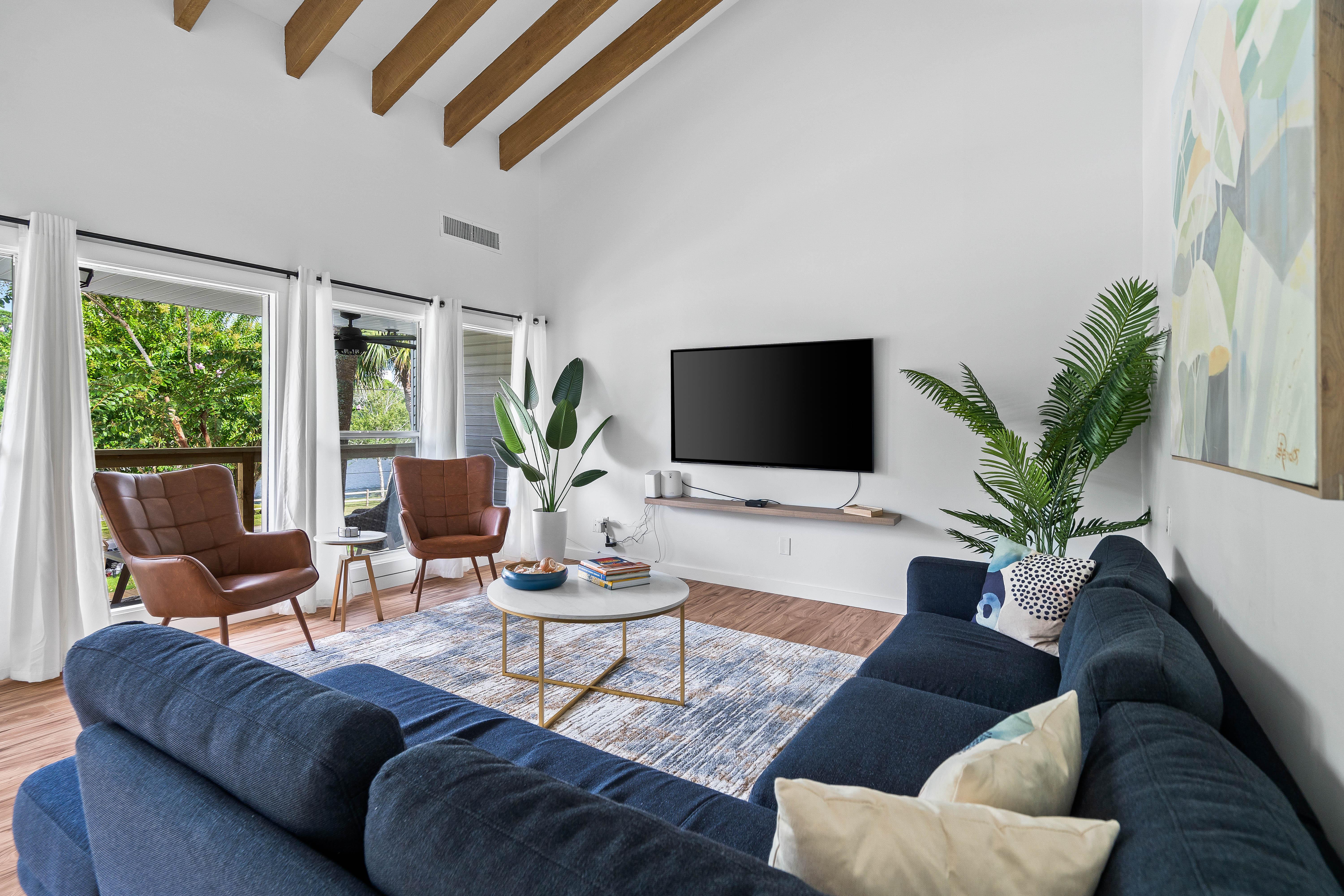 Living room with vaulted ceiling, sectional couch and Seating for 8   70" Smart TV with Cable