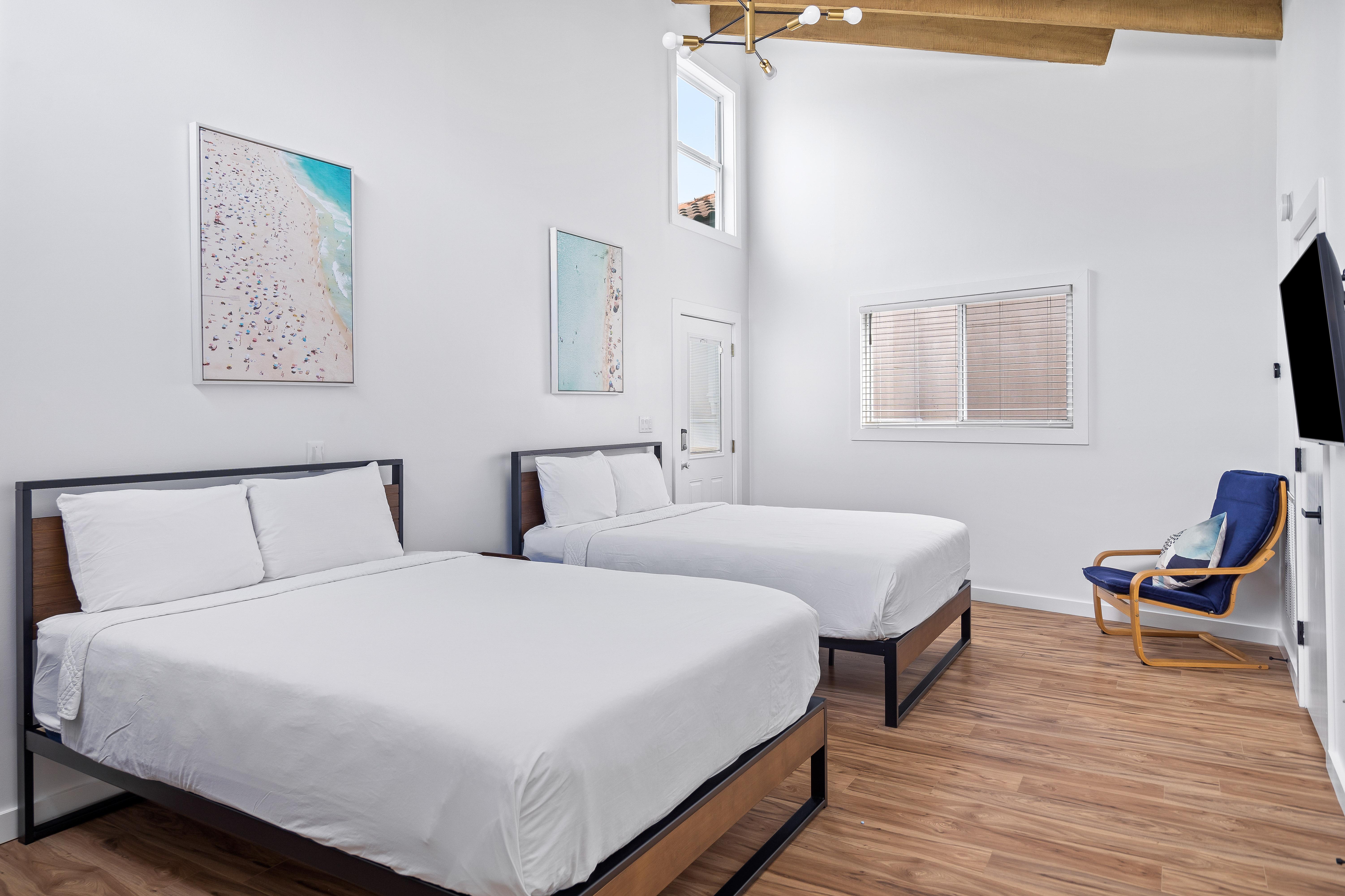 Double queen bedroom with en suite bathroom and shower/tub combination. Bedroom #3