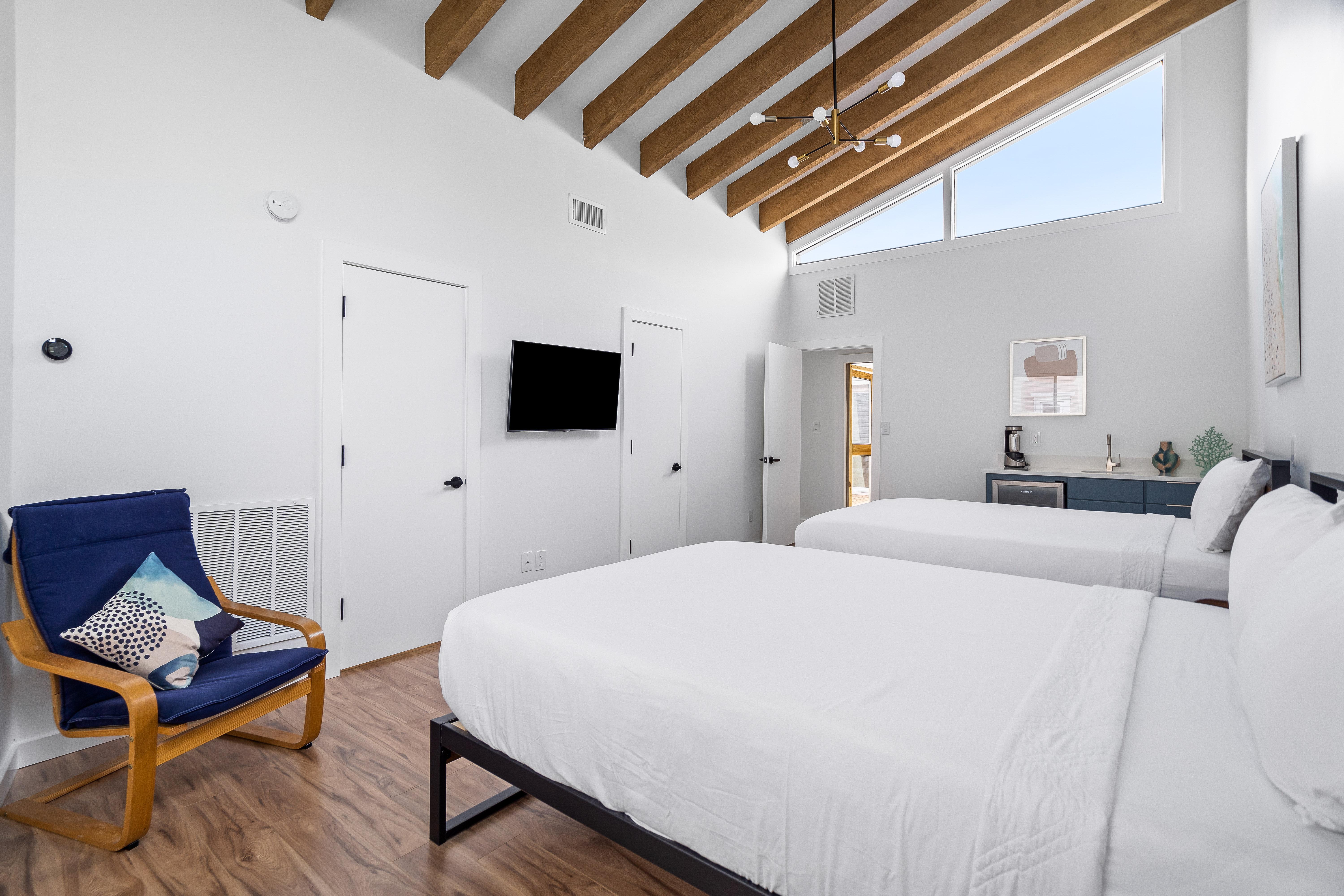 Double queen bedroom with en suite bathroom and shower/tub combination. Bedroom #3