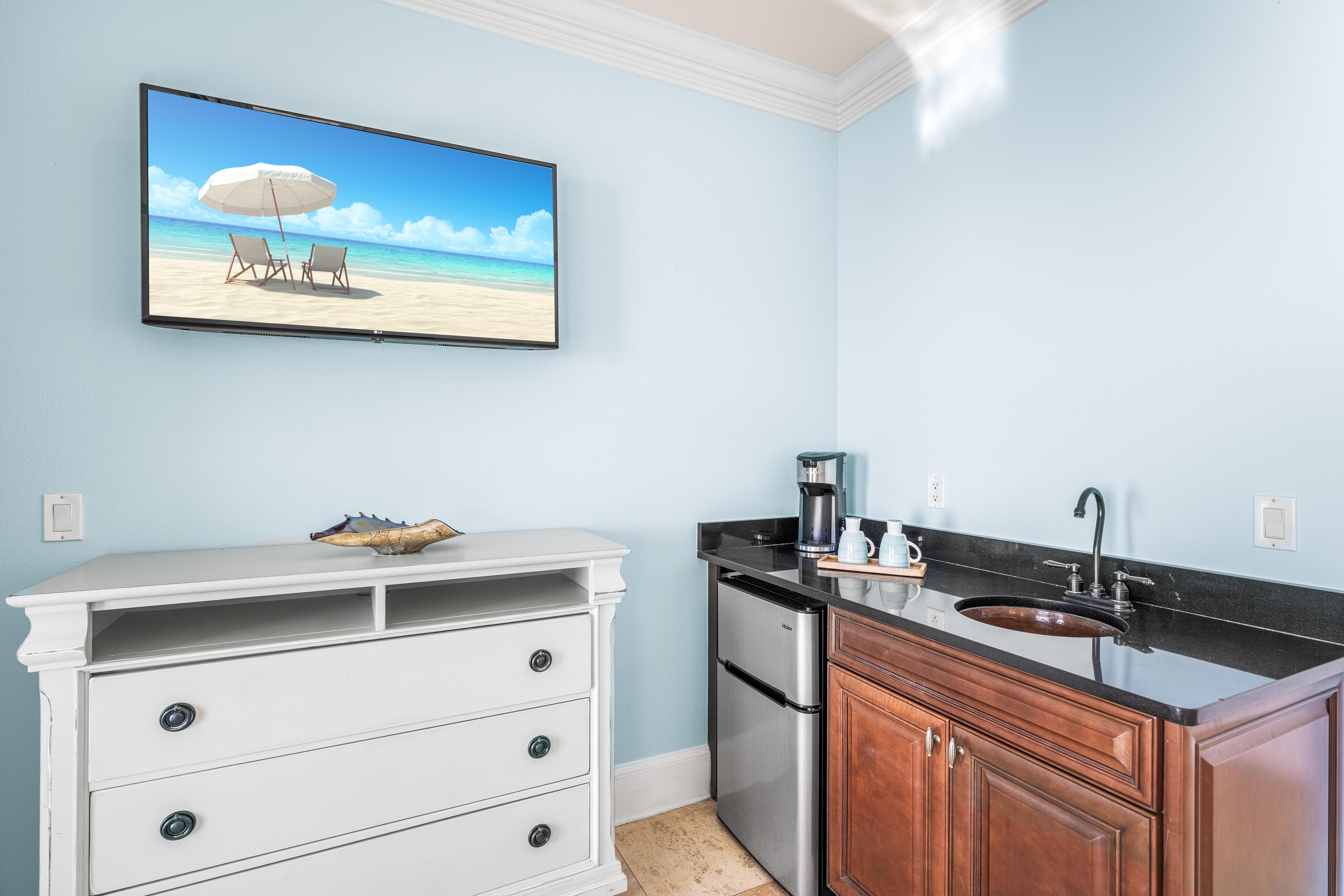 Wet Bar with Beverage Cooler & Keurig with Coffee Set-Up. 43" TV with Cable in this King Bedroom Overlooking the Splash Pool and Gulf.