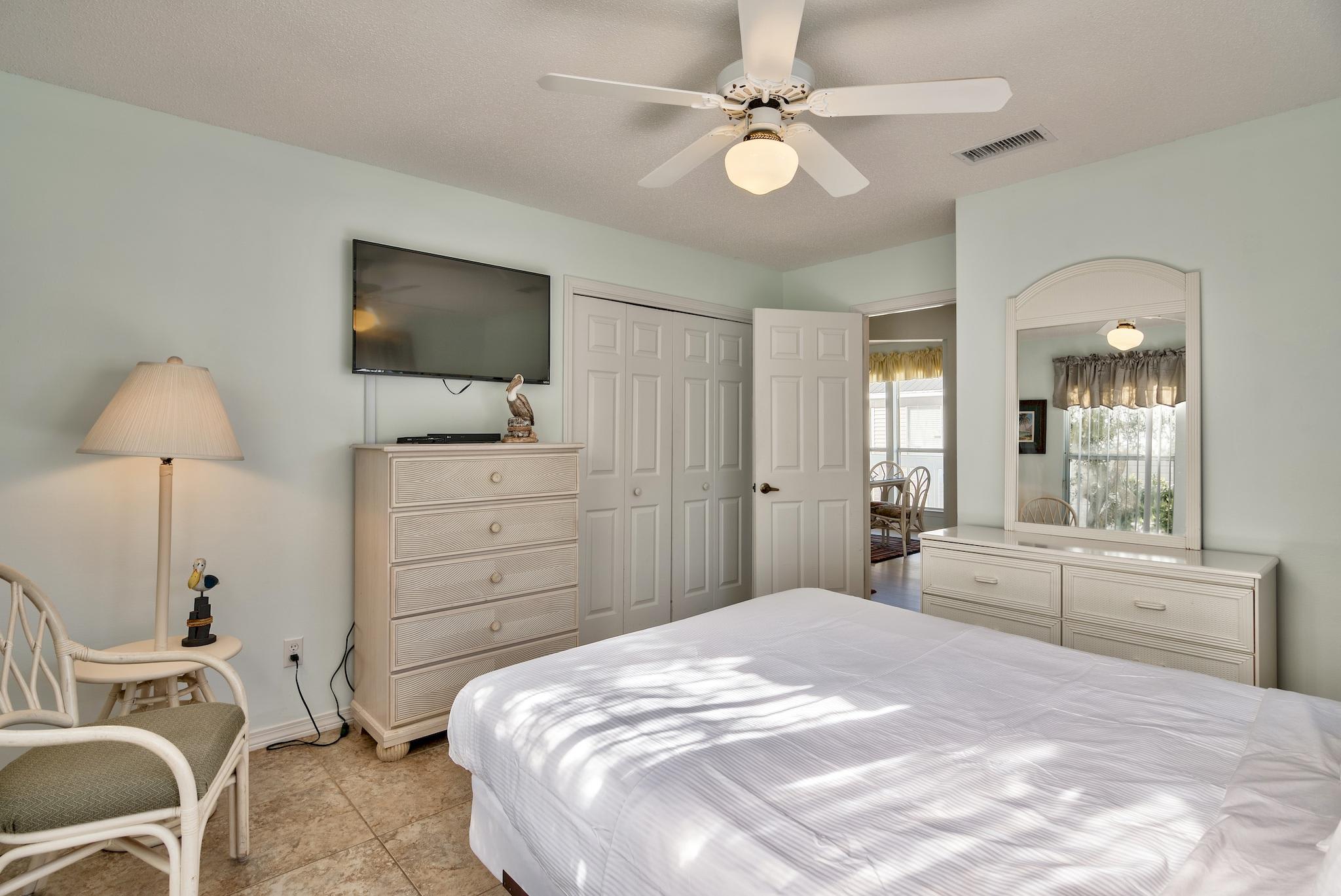 1st Floor Queen Bedroom