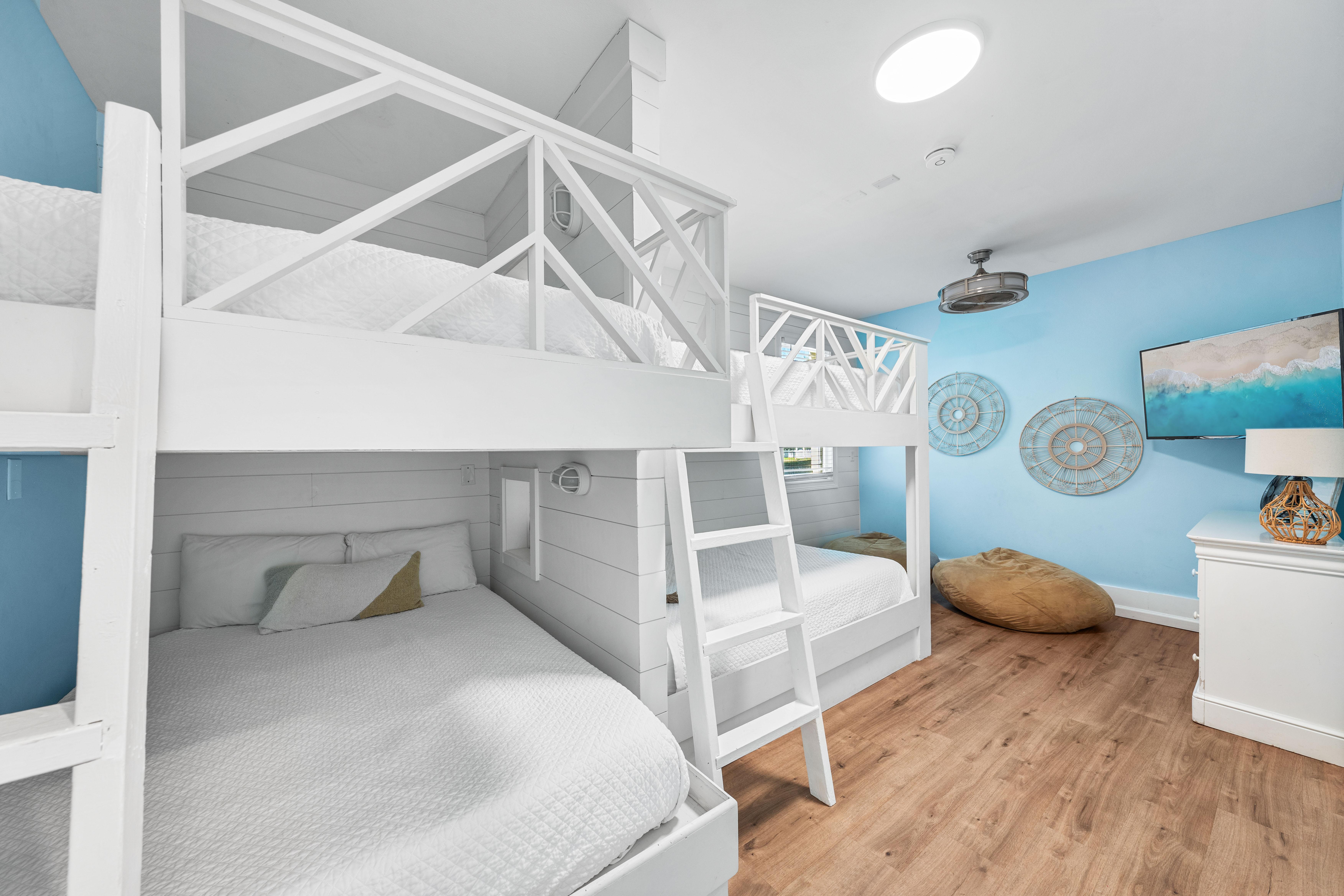 Kiddos and Adults will Love These 4 Custom Queen Beds!! 50" Smart TV