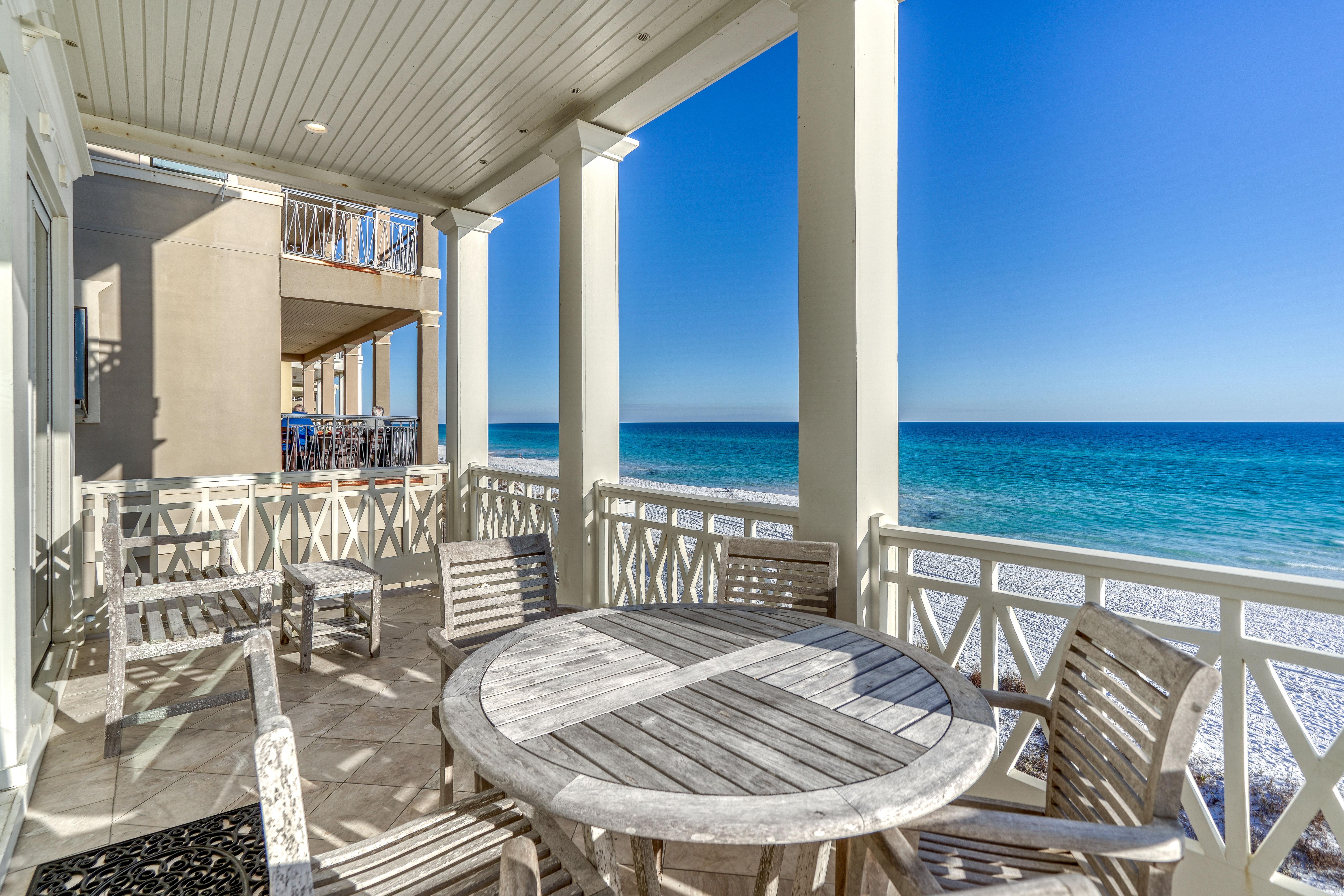 Large 2nd Floor Balcony overlooking the Gulf of Mexico!