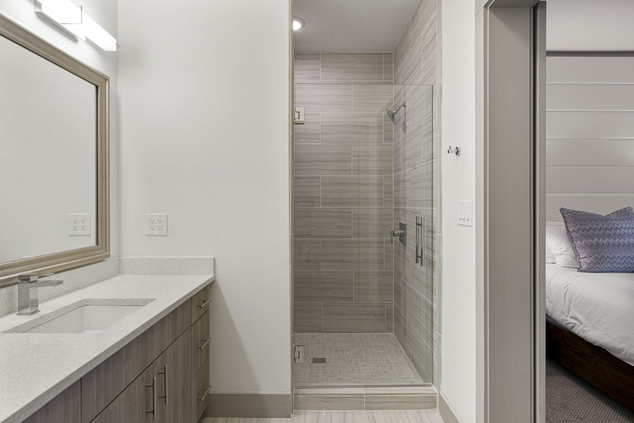 Queen Guest En-Suite - Walk-In Shower