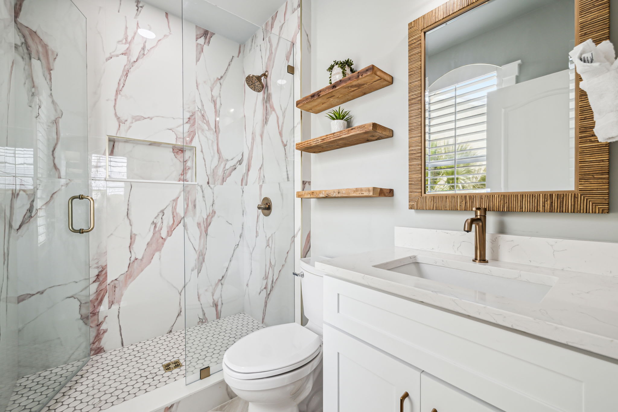 Kiing Guest En-Suite - Single Vanity & Walk-In Shower