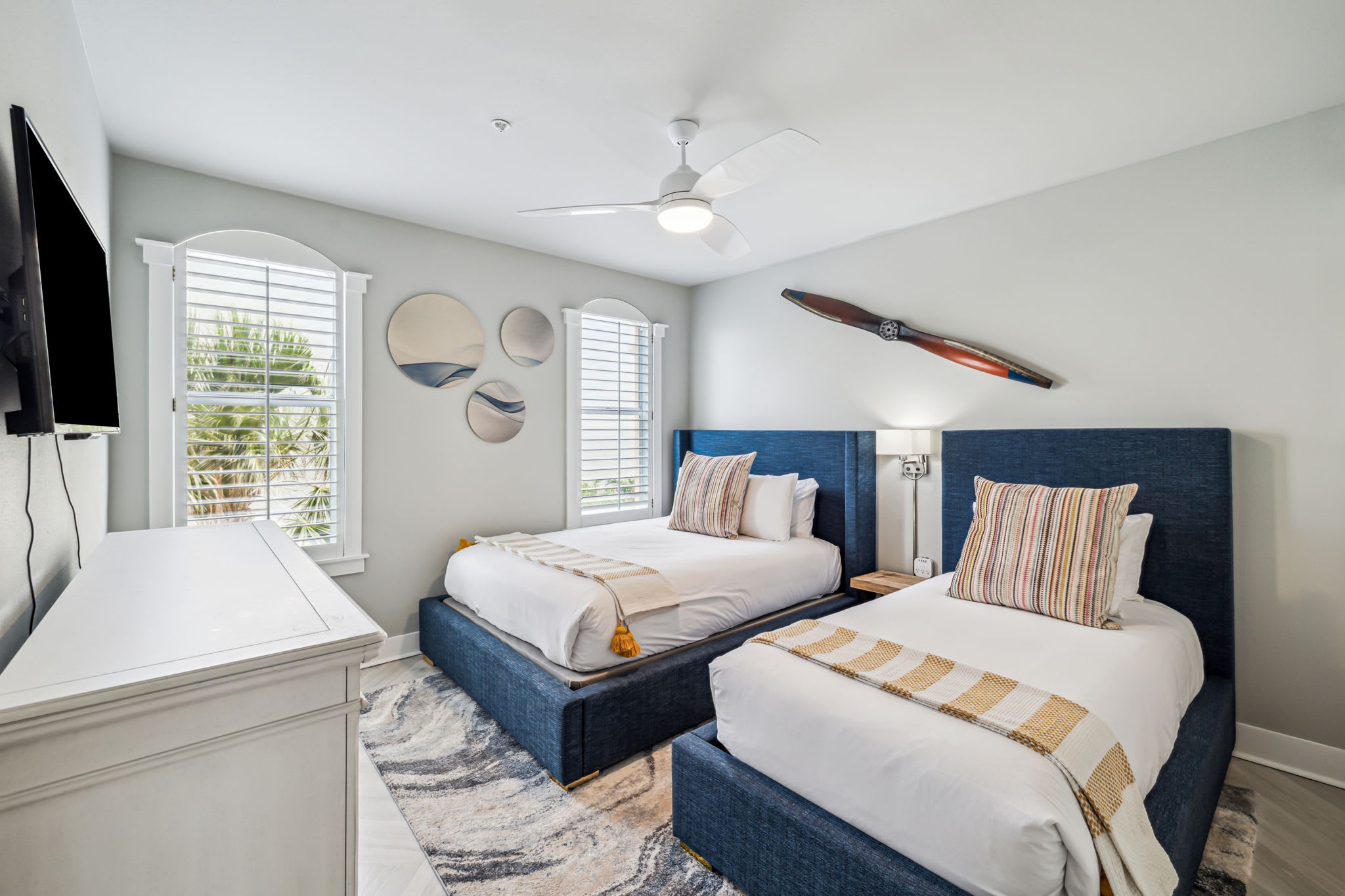 Queen Guest Suite - Equipped with a Twin Bed & Flat-Screen TV