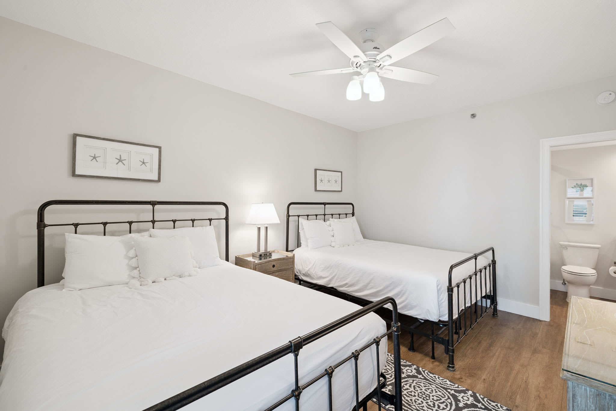 Queen Guest Suite - Sleeps 4!