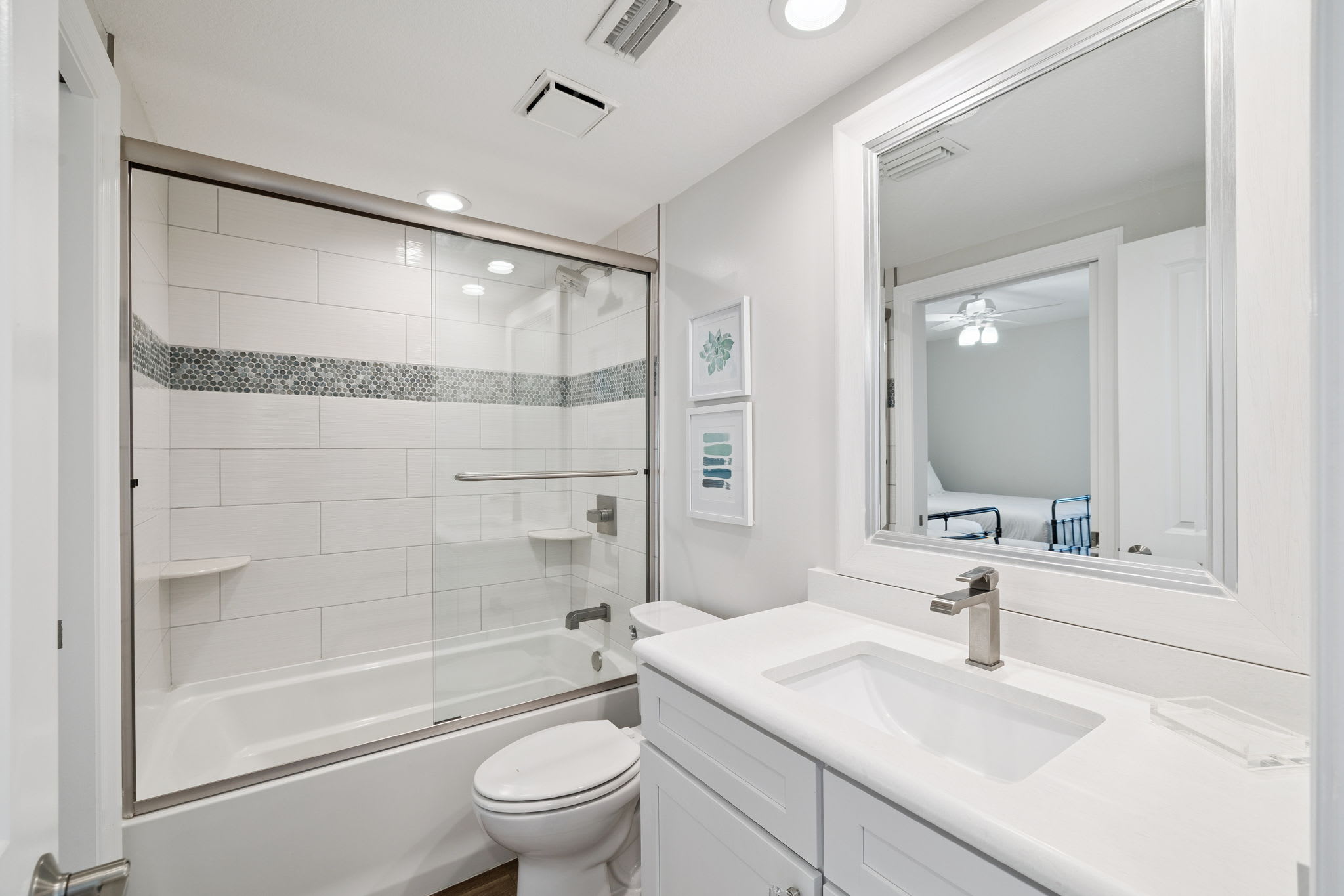 Queen Guest En-Suite - Single Vanity + Shower/Tub Combo