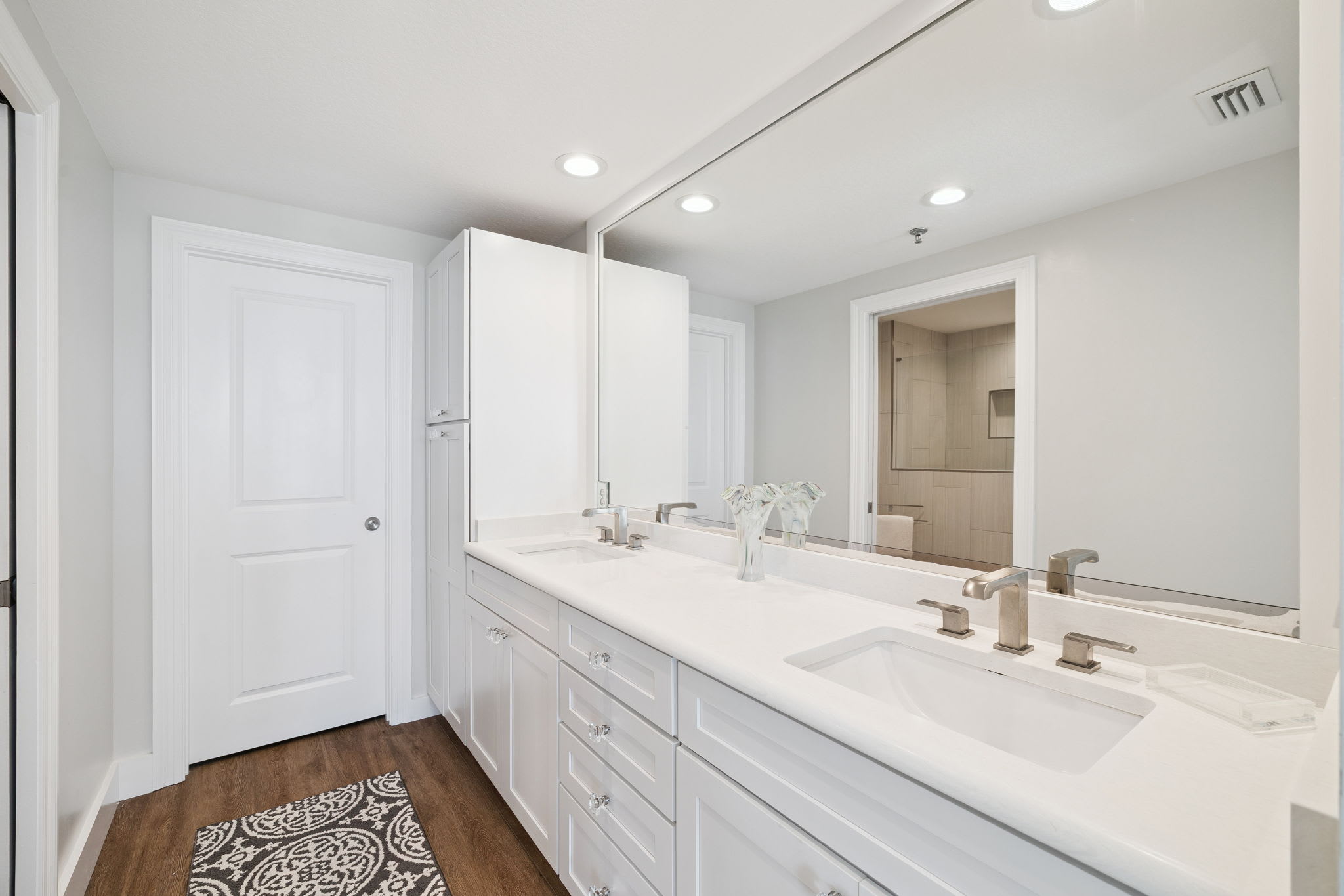 Primary King En-Suite - Dual Vanities