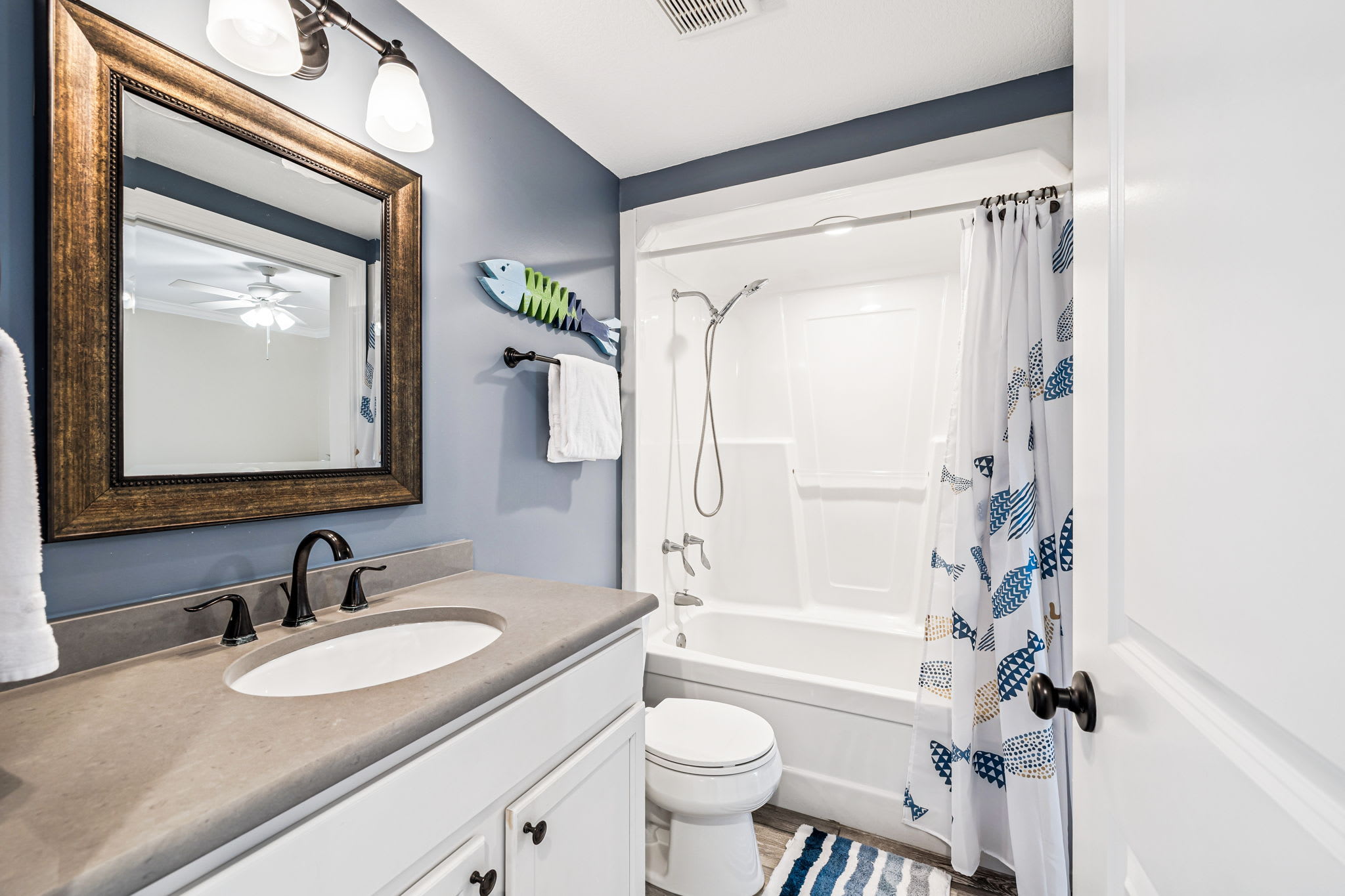 Queen Guest En-Suite - Single Vanity & Shower/Tub Combo