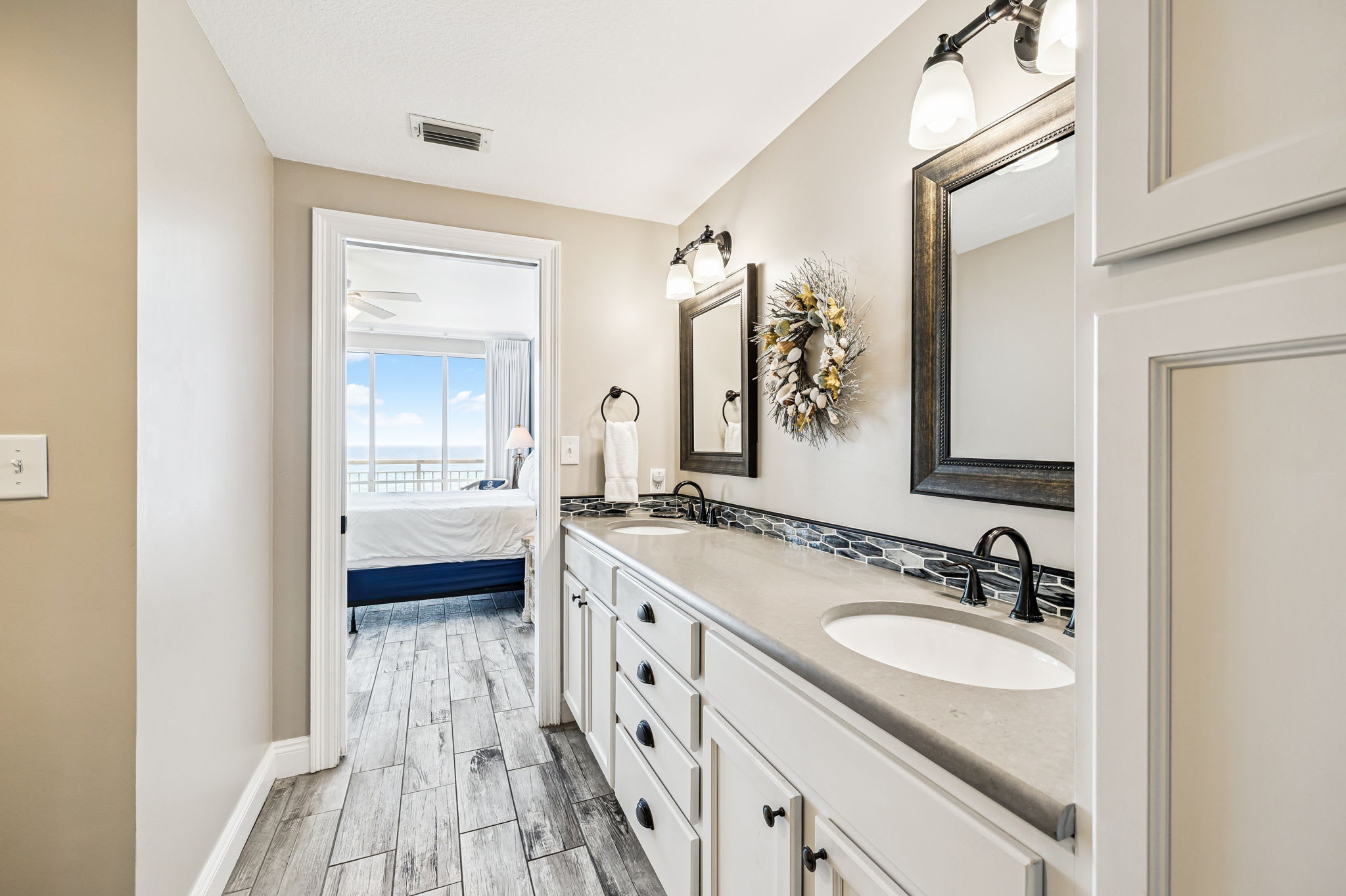 Primary King En-Suite - Dual Vanities