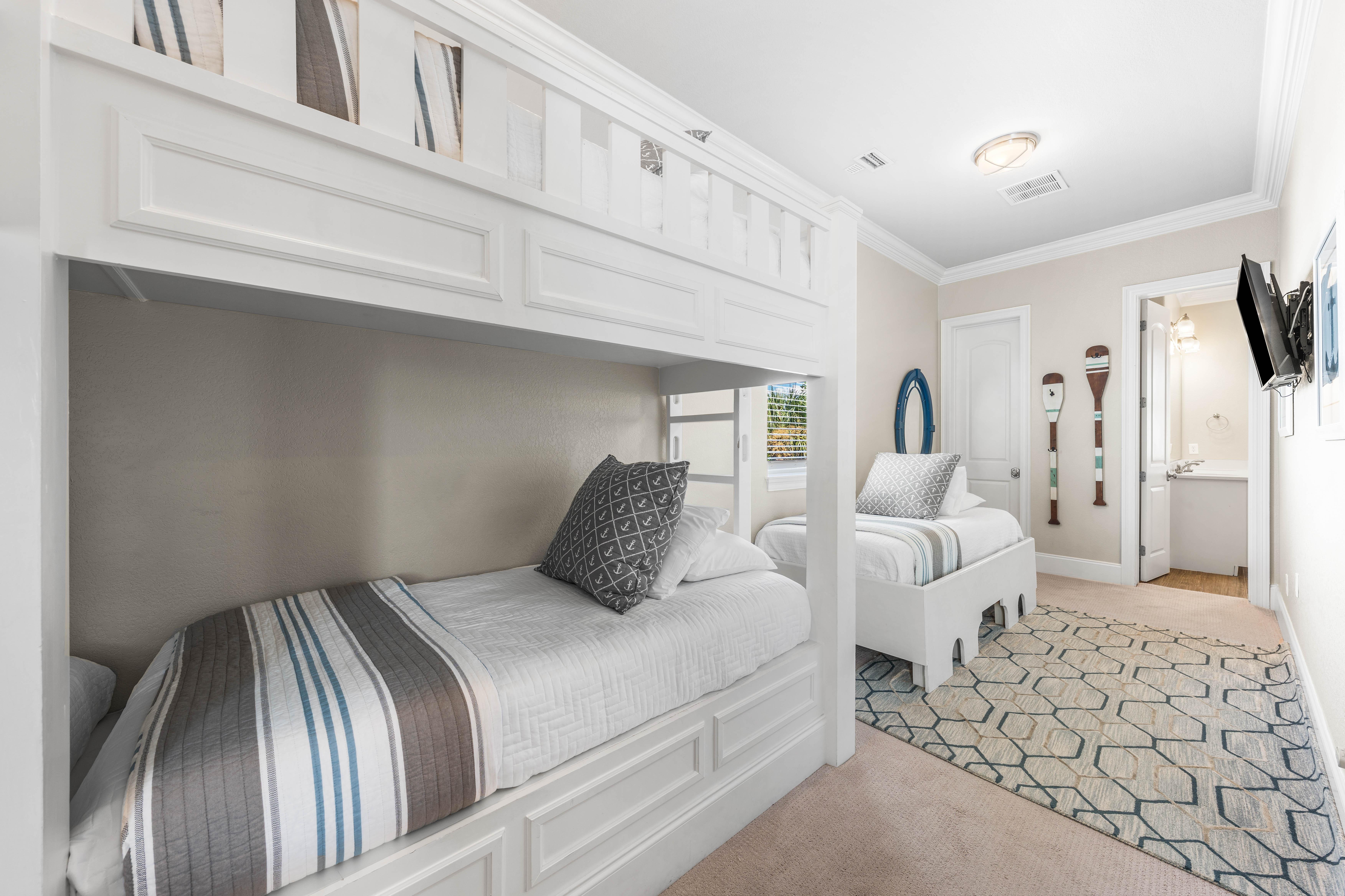 Bunkroom with 7 Twin Beds and Private Bathroom