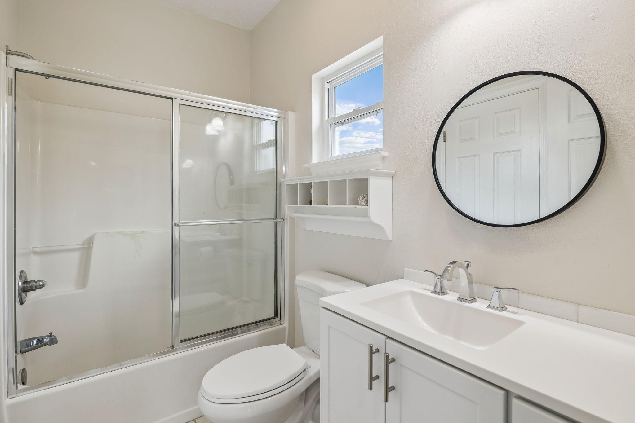 Primary Queen En-Suite - Single Vanity & Shower/Tub Combo