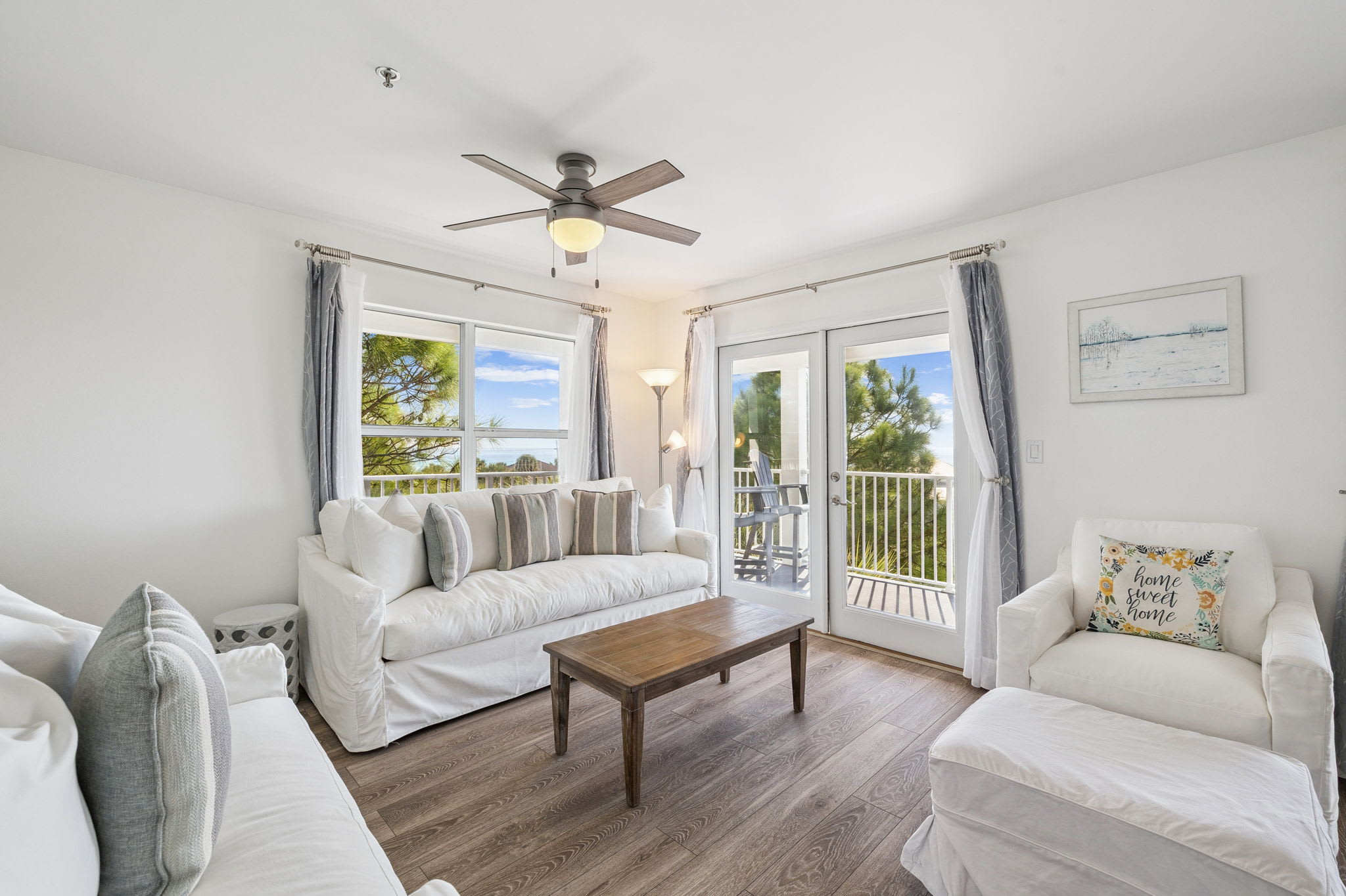 Cozy Living Space with Ample Seating!