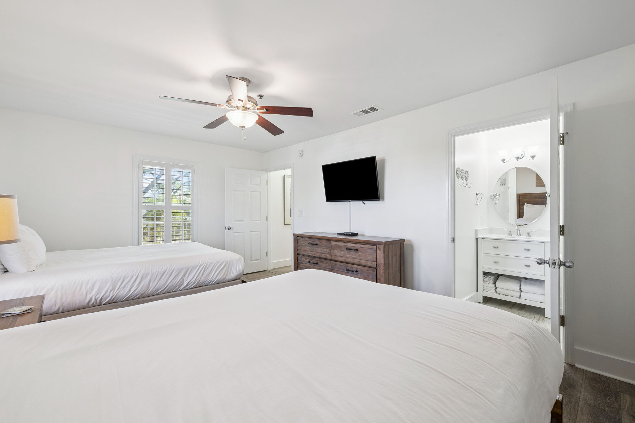 Queen Guest Suite - Equipped with a Flat-Screen TV