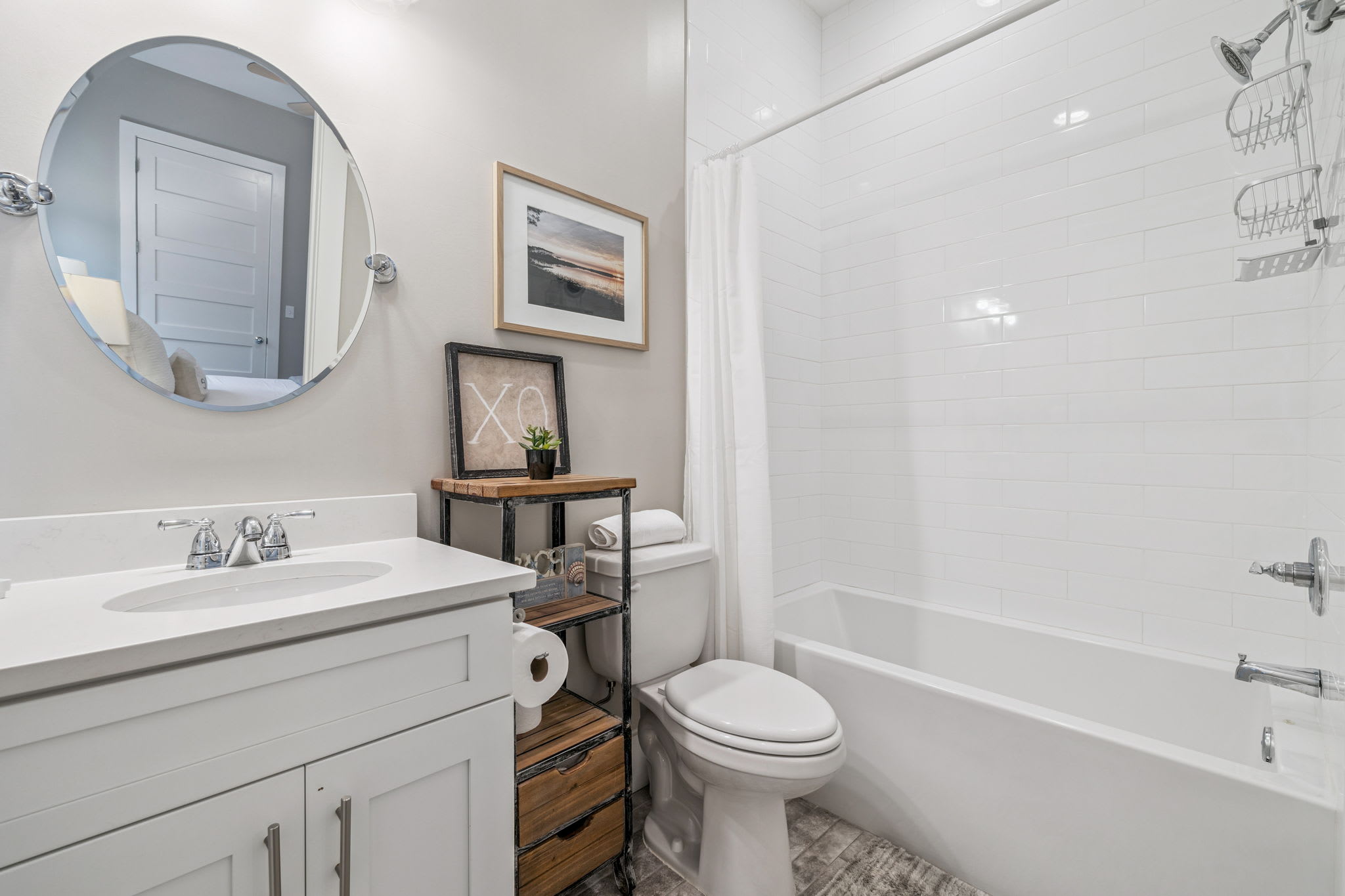 King Guest En-Suite - Single Vanity & Shower/Tub Combo