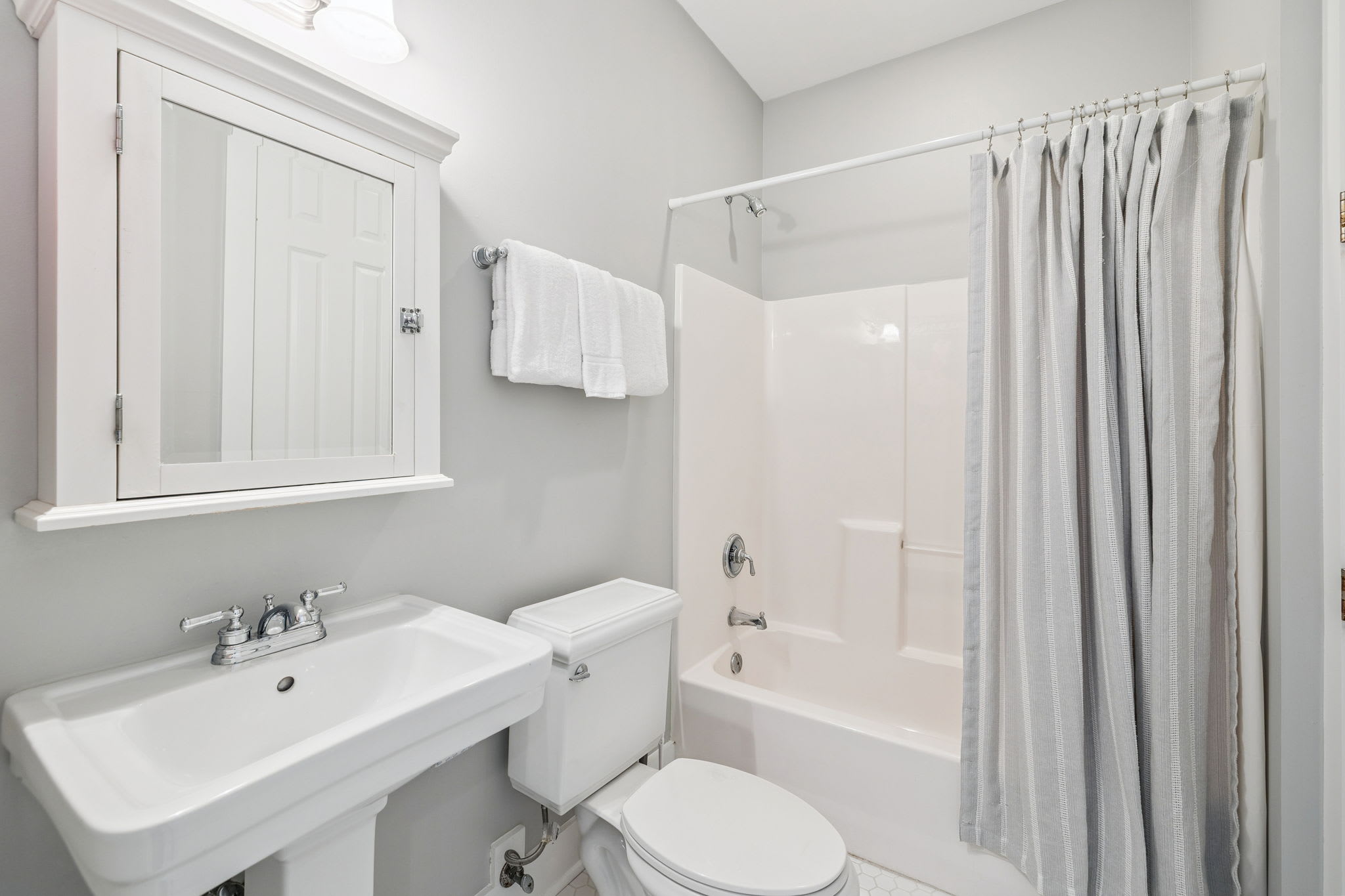 Queen Guest En-Suite - Single Vanity + Shower/Tub Combo