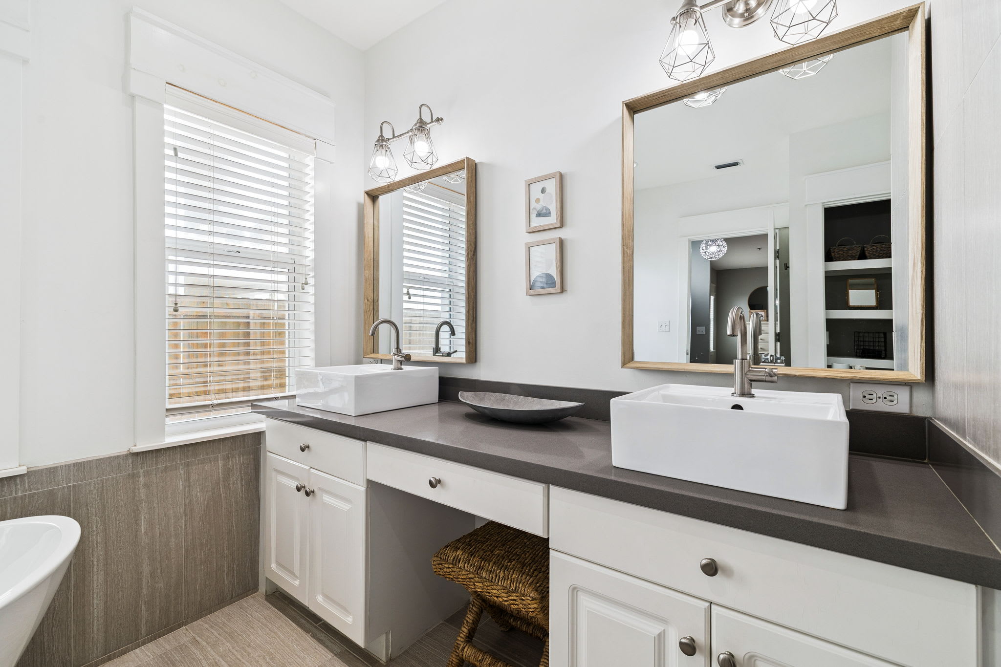 Primary King En-Suite - Dual Vanities