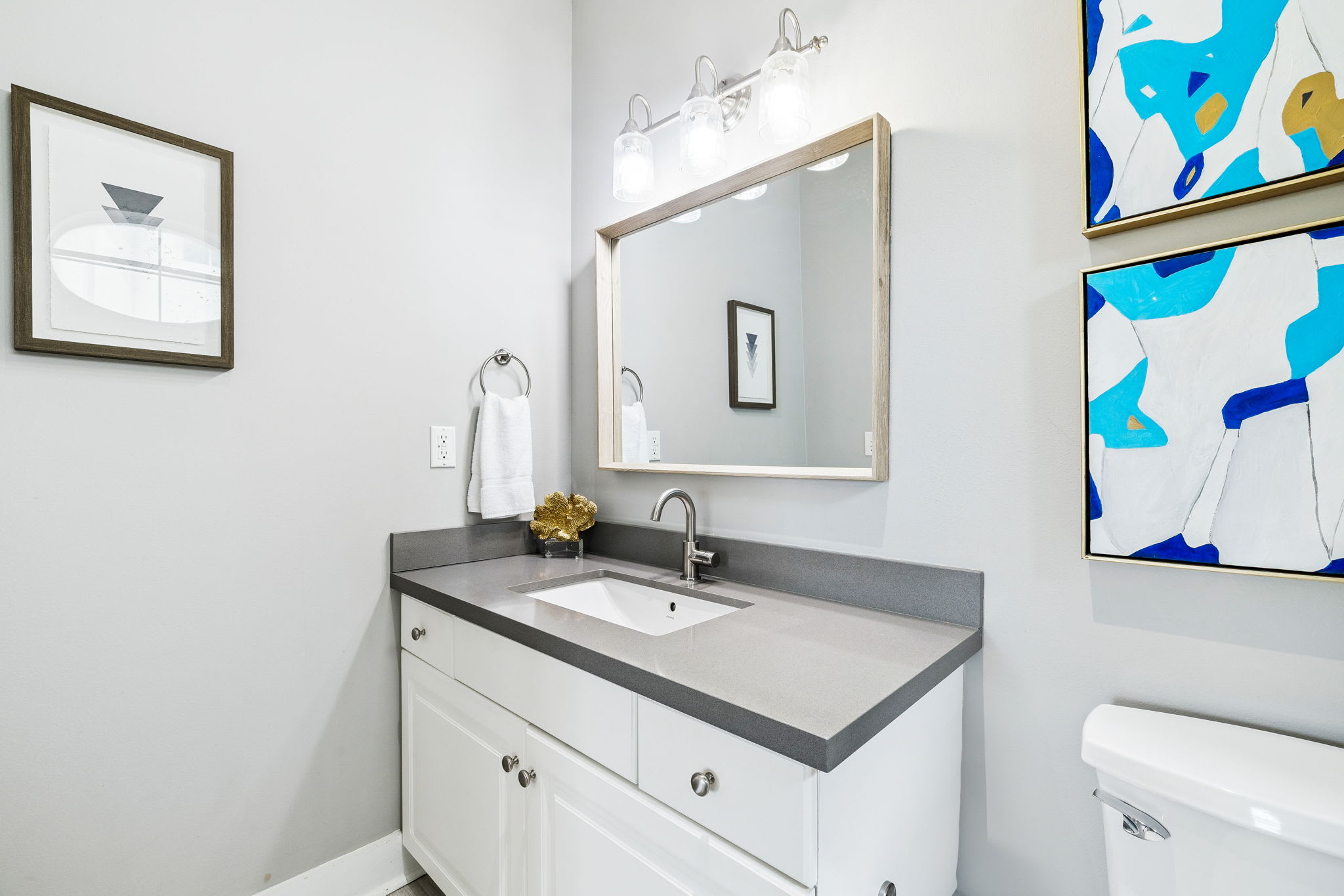 King Guest En-Suite - Single Vanity