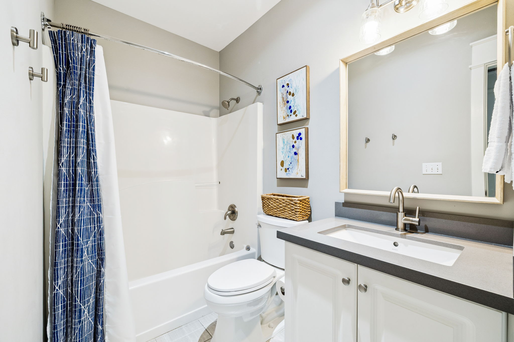 Queen Guest En-Suite - Single Vanity + Shower/Tub Combo