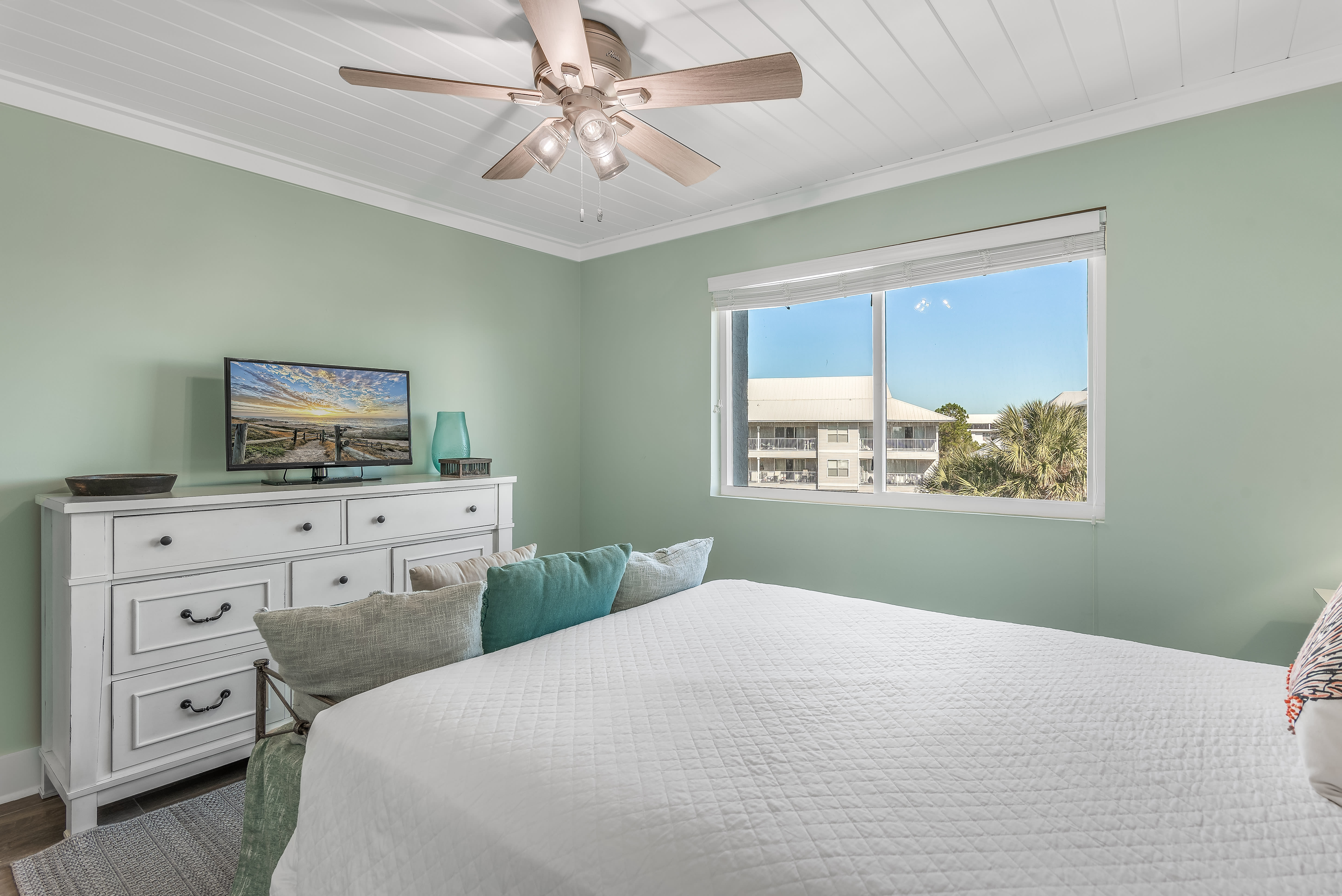 Guest Bedroom - Queen Size Bed