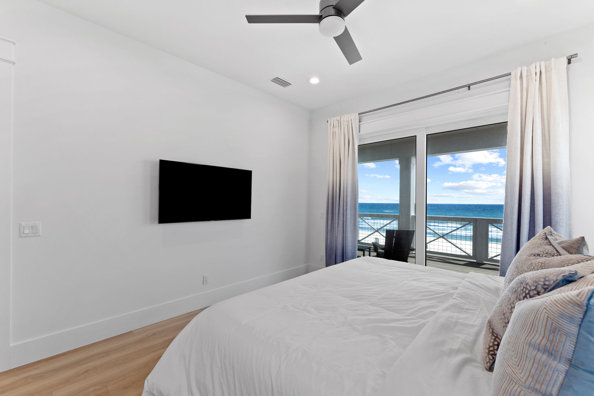 2nd Floor - Gulf Front Guest Suite - King Size Bed