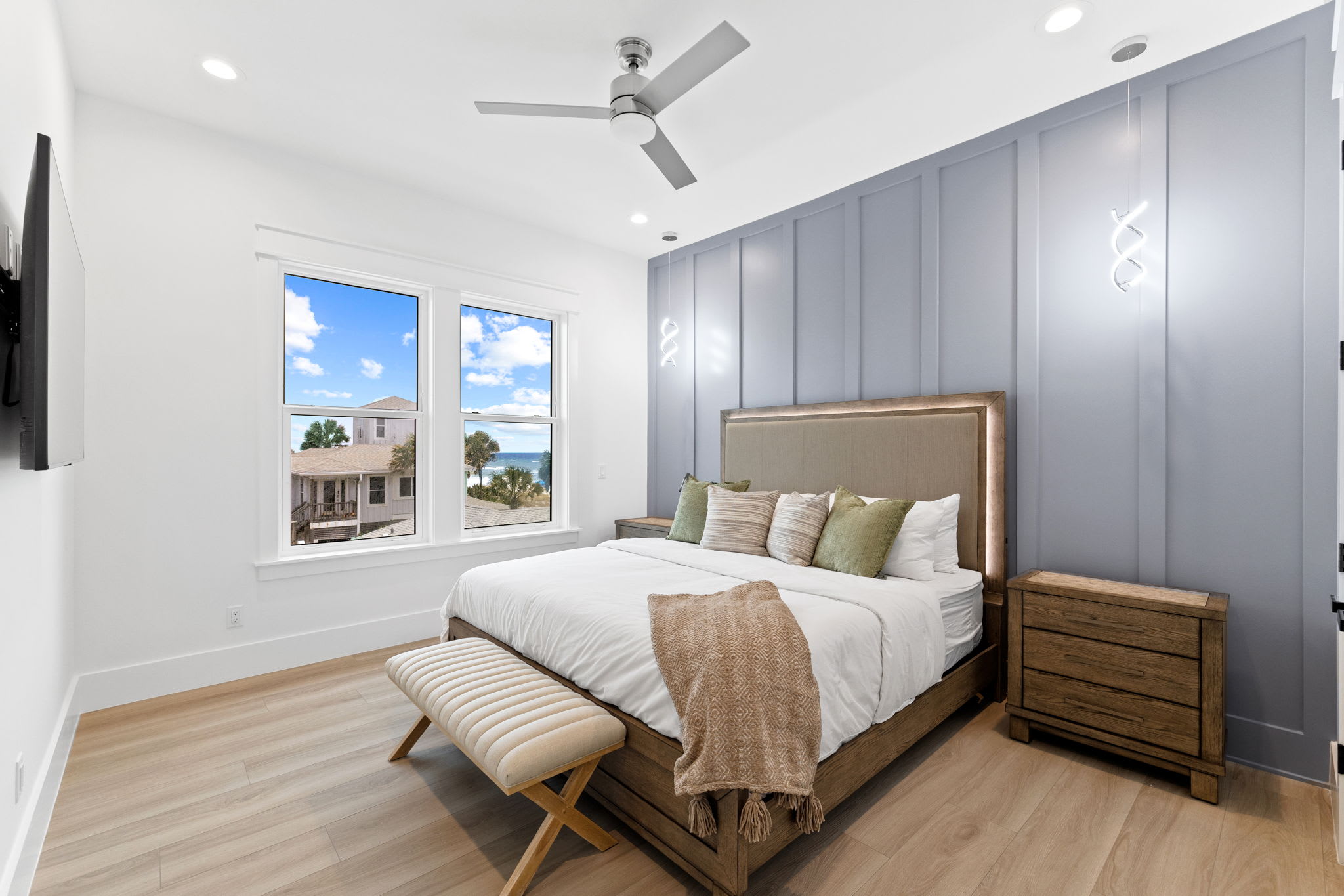 2nd Floor - Guest Suite - King Size Bed