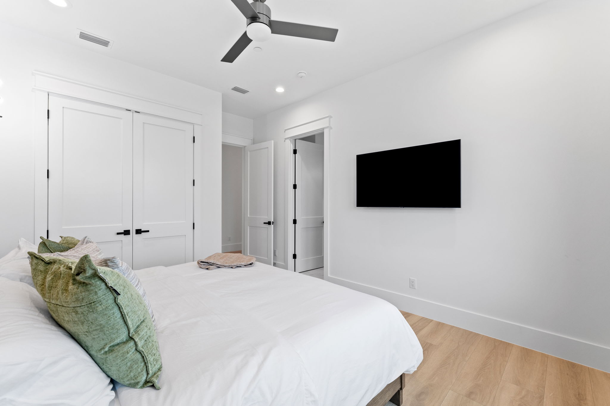 2nd Floor - Guest Suite - King Size Bed