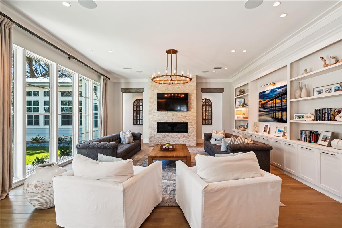 Inviting Living Space - Perfect for Gathering with Friends & Family!