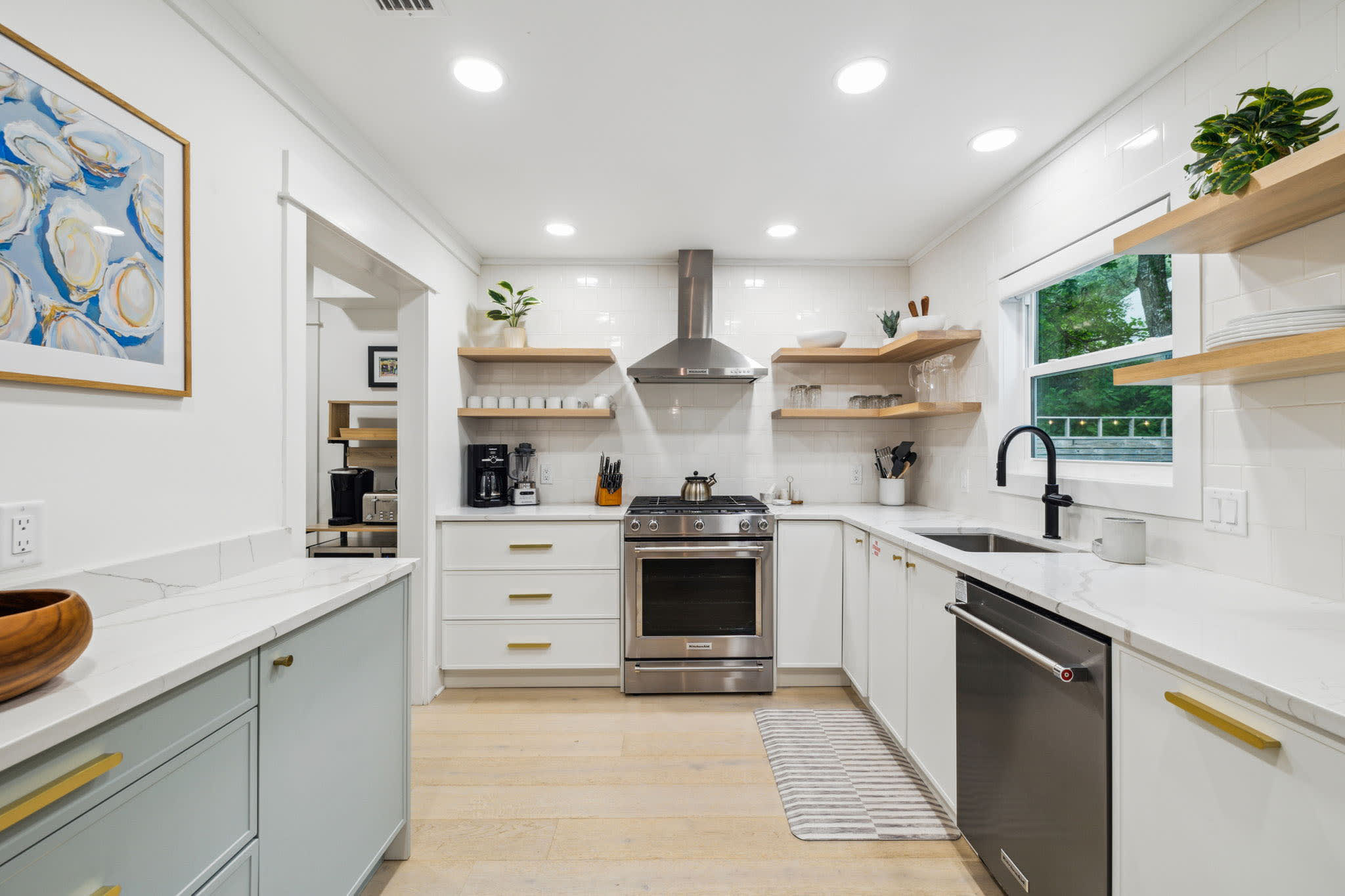 Expansive Kitchen with Stainless Steel Appliances!