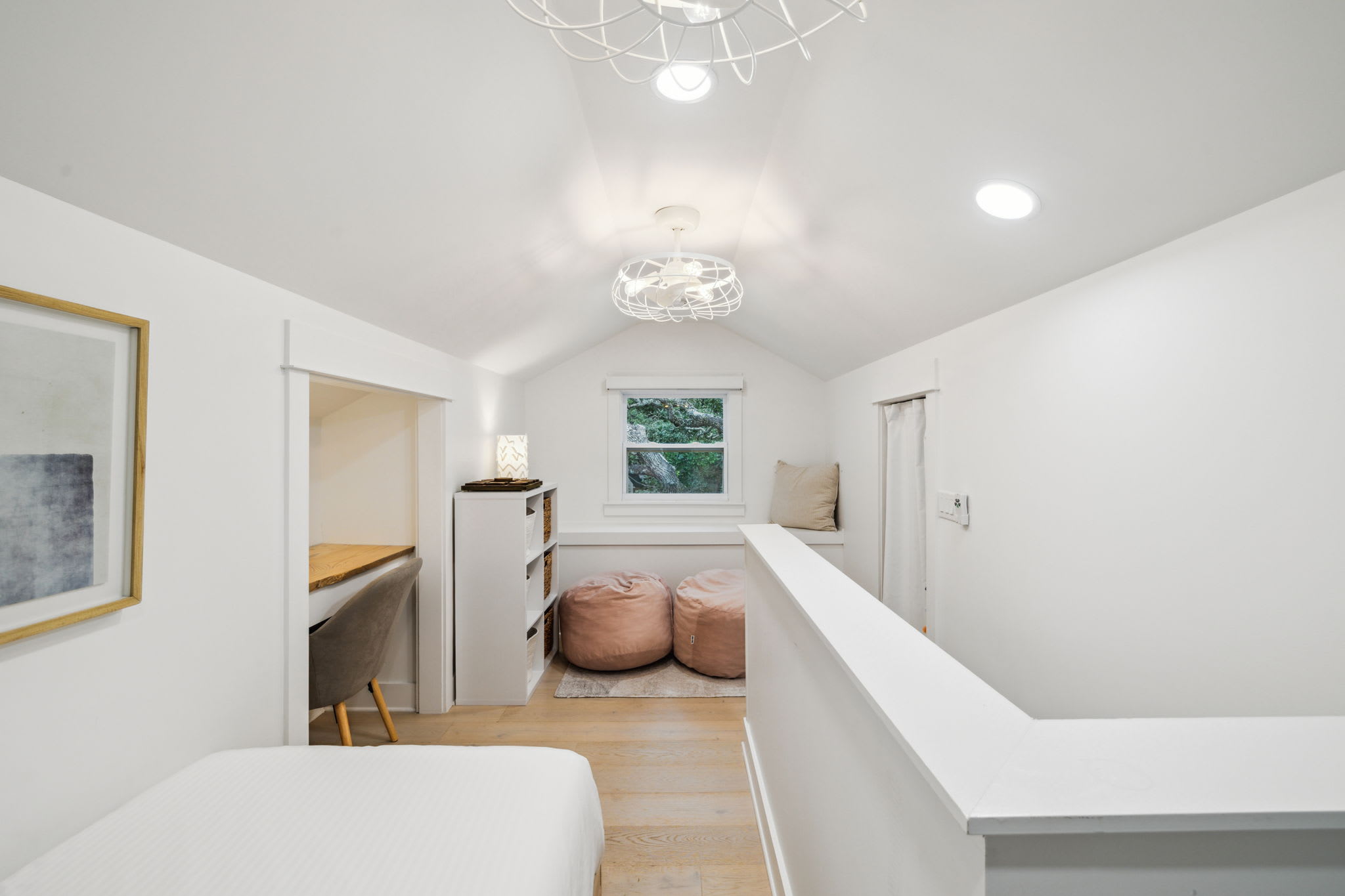 Twin Loft - Dedicated Workspace & Cozy Reading Nook