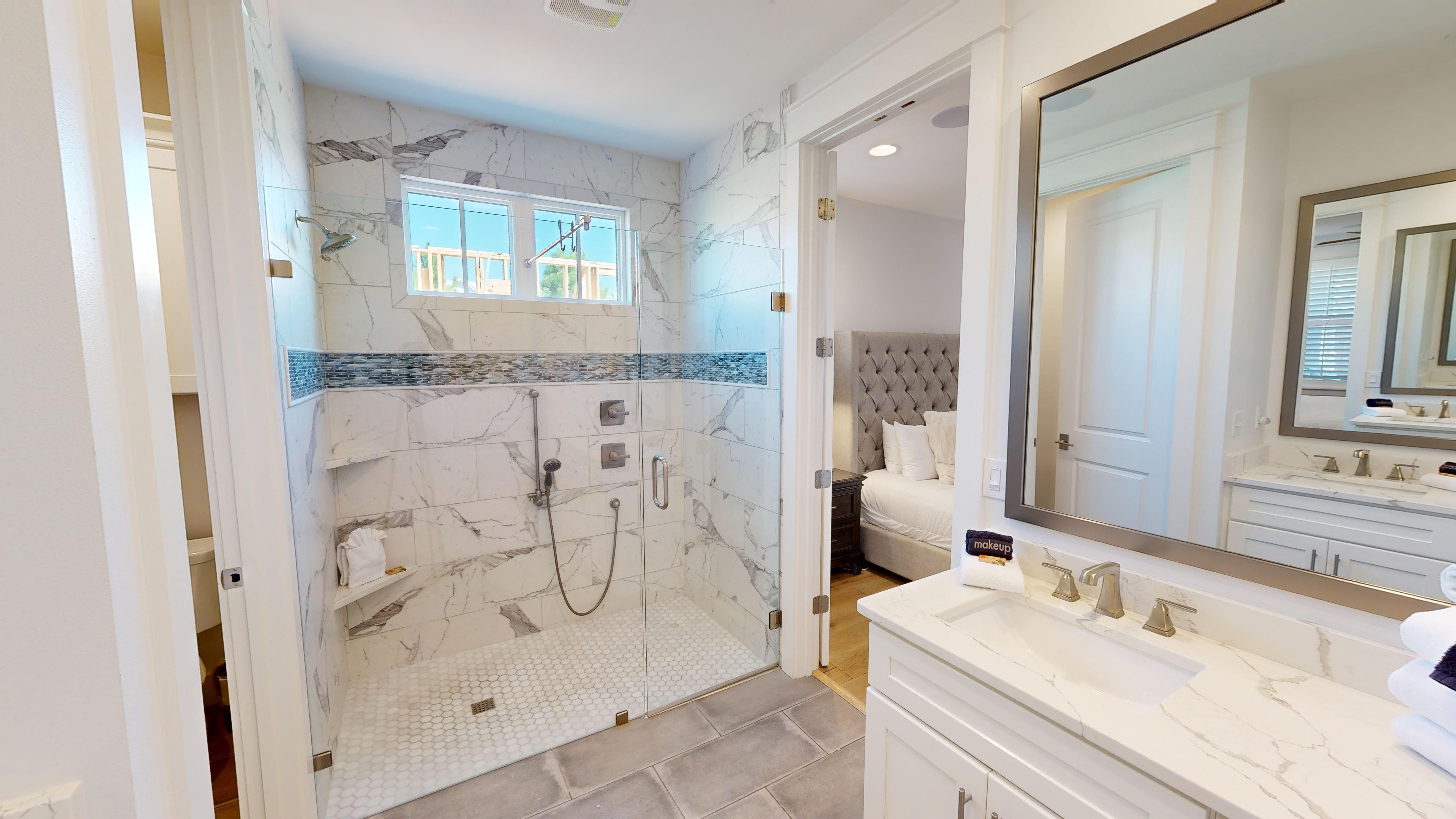 Master Bathroom (1st Floor)