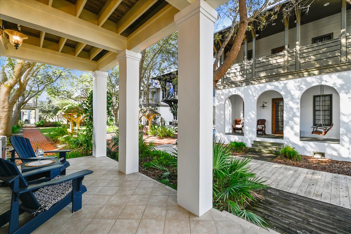 Cozy Front Porch - Perfect for Morning Coffee!
