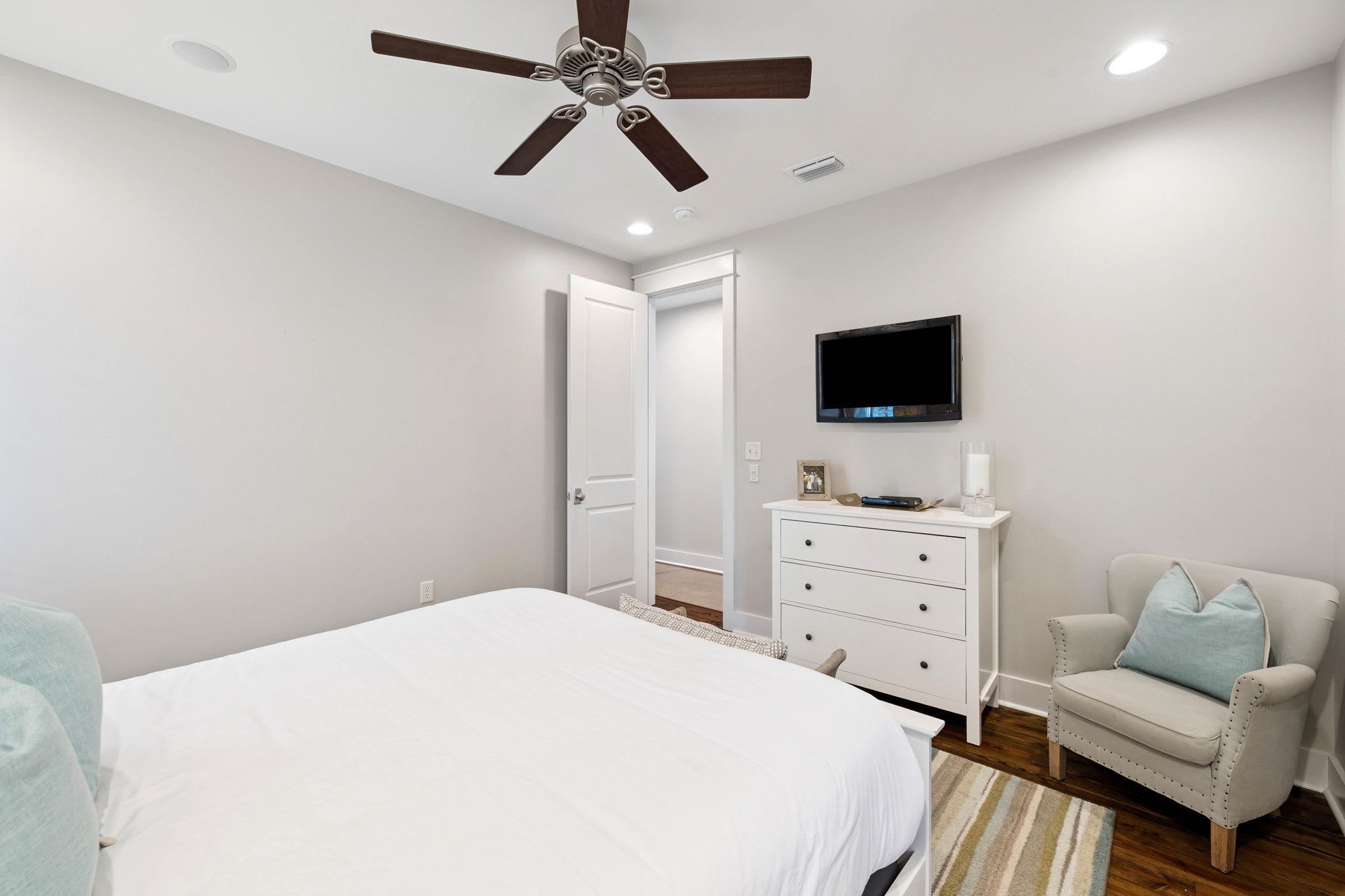 Queen Guest Suite - Equipped with a Flat-Screen TV