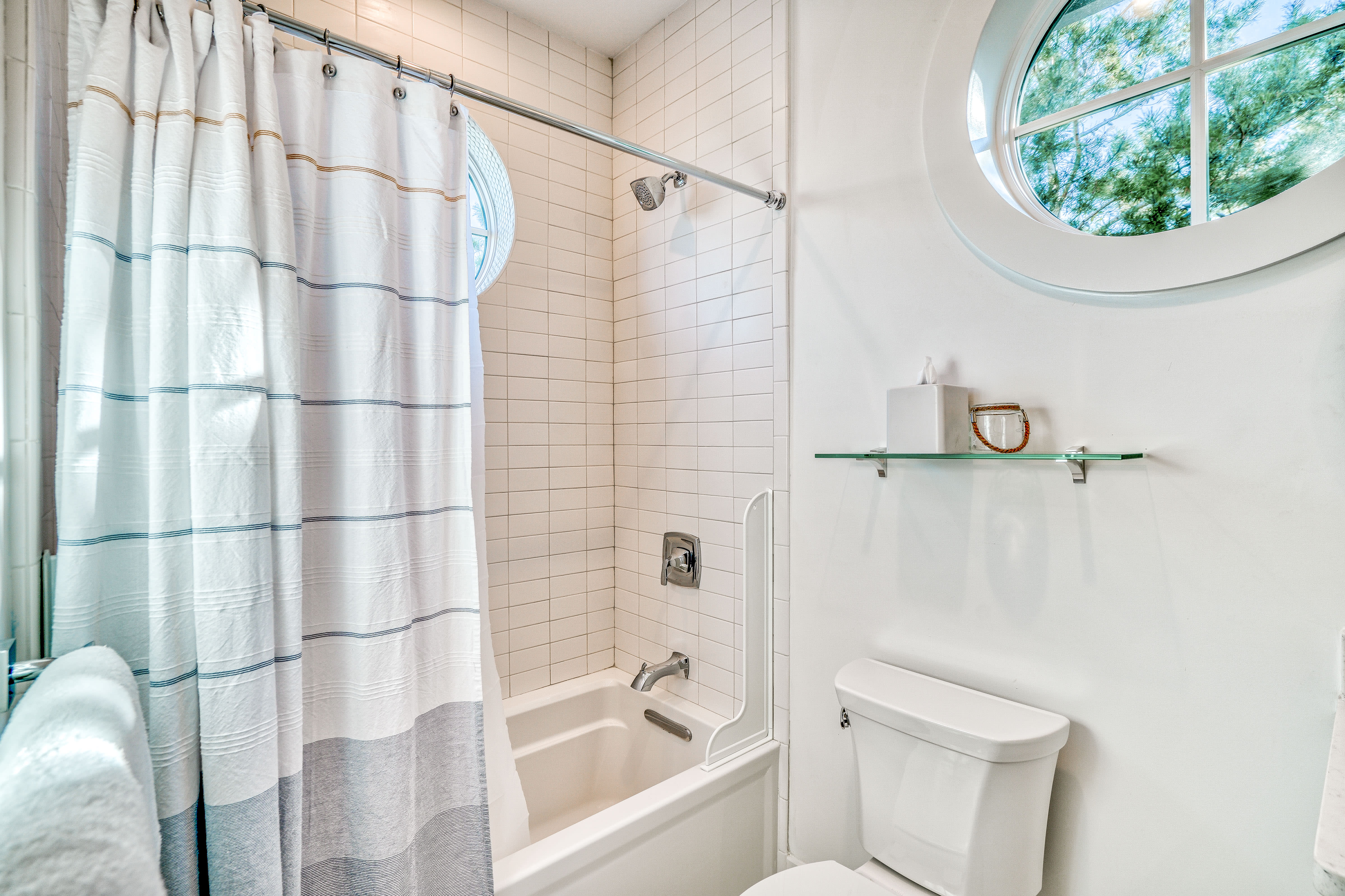 Queen Guest En-Suite - Shower/Tub Combo